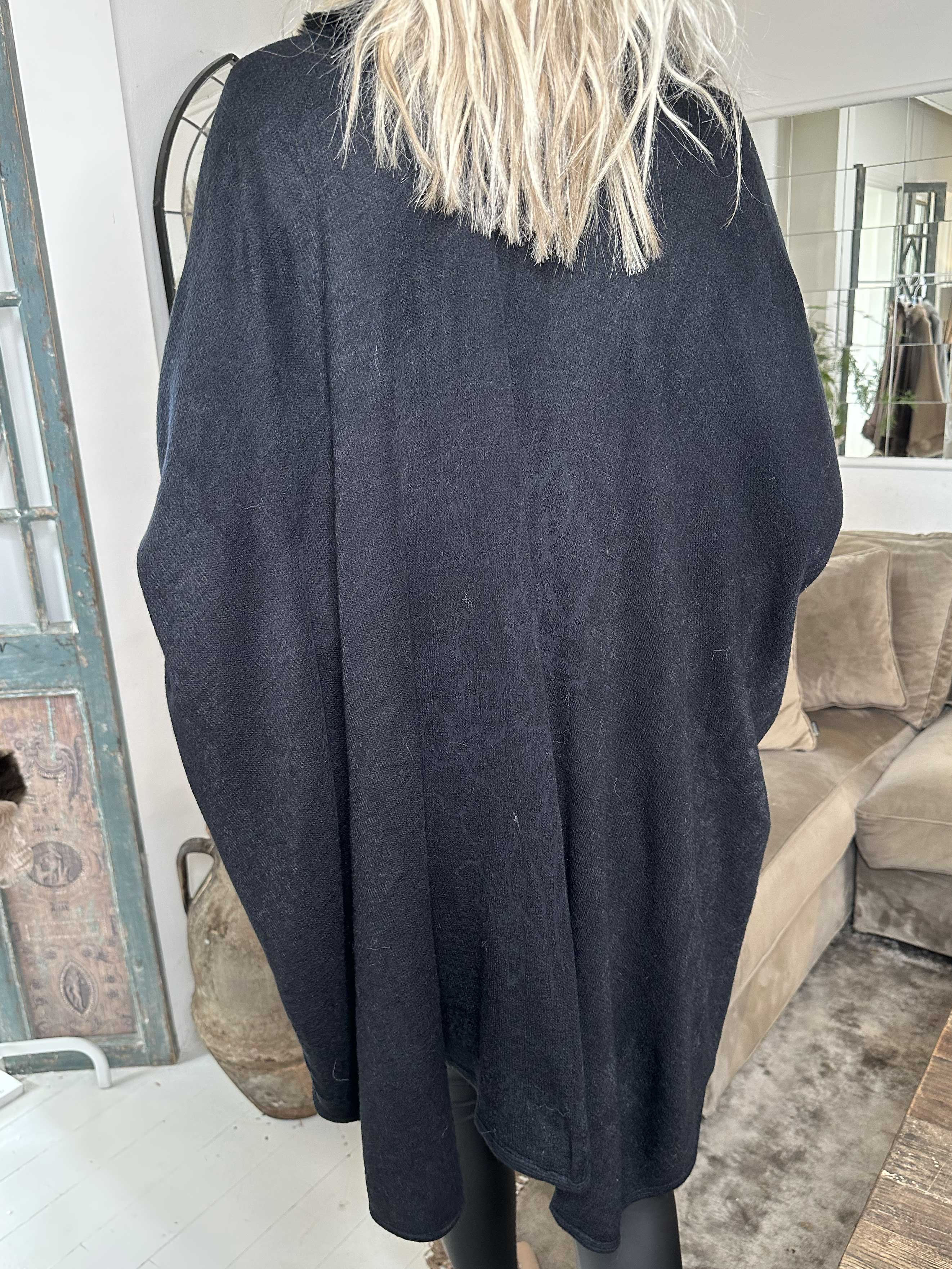 Manon - Poncho med faux fur kant