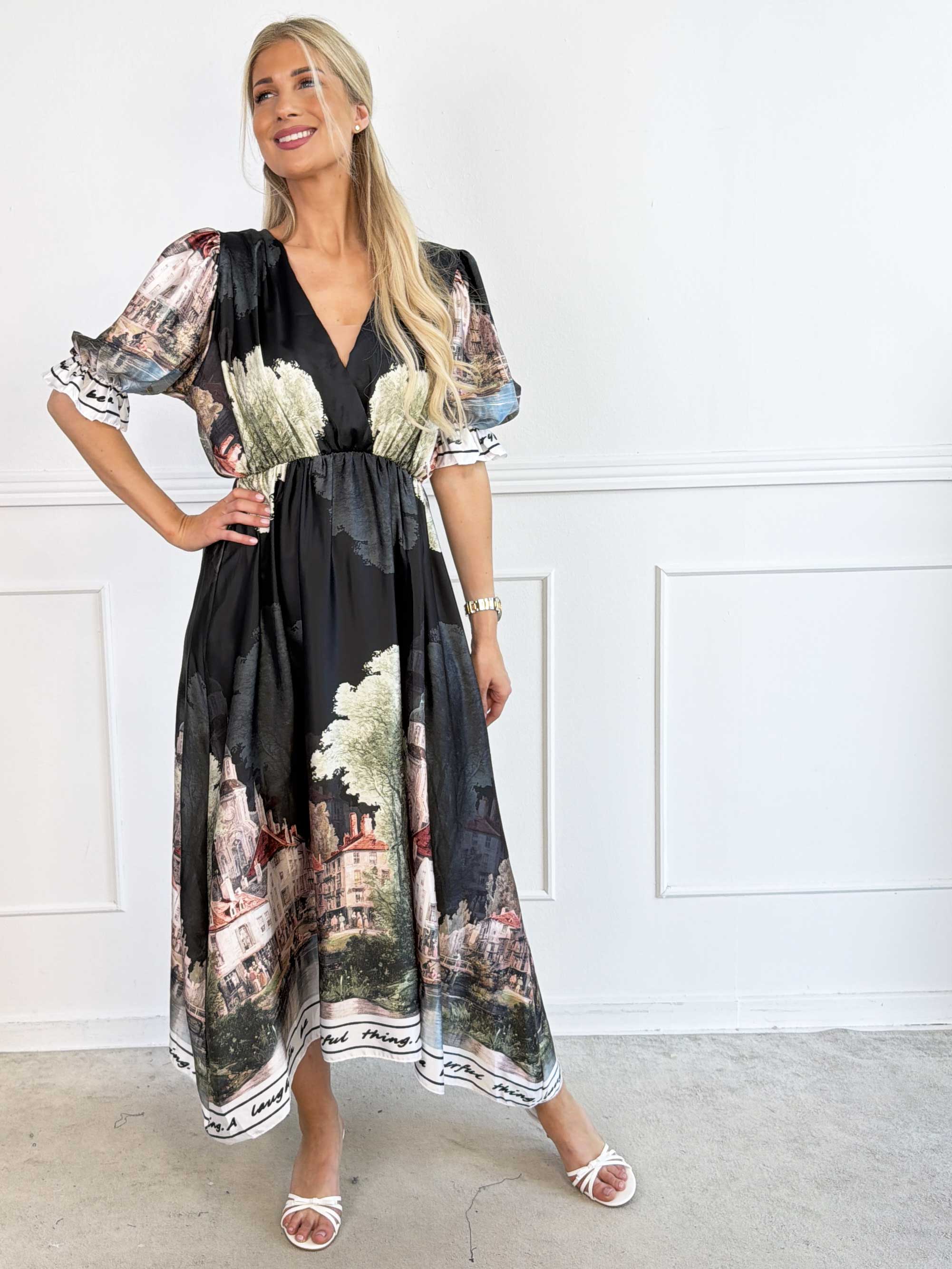 Manuela - Plus size kjole med bylandskabsmotiv på ærmerne og langs kanten forneden
