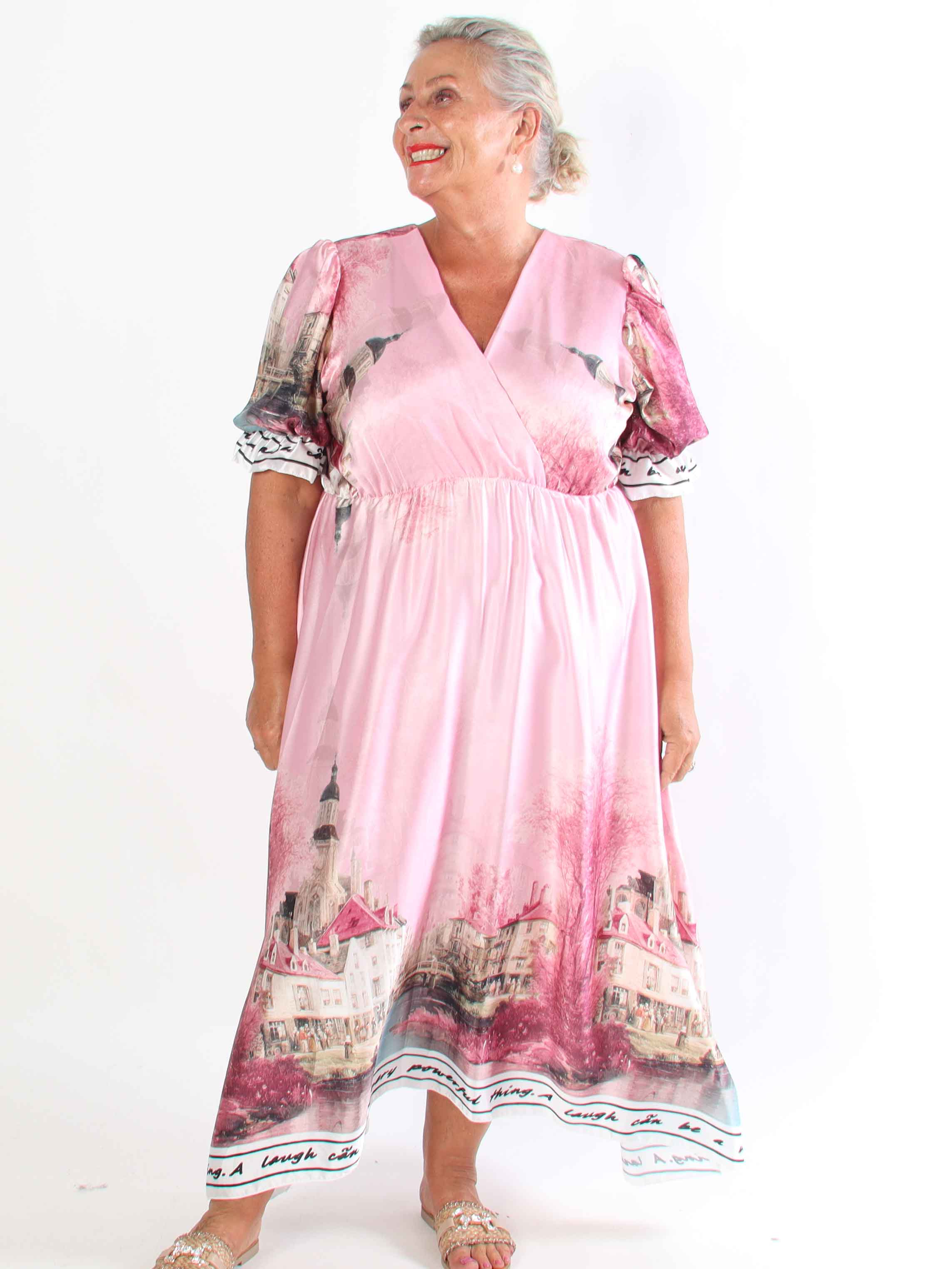 Manuela - Plus size kjole med bylandskabsmotiv på ærmerne og langs kanten forneden
