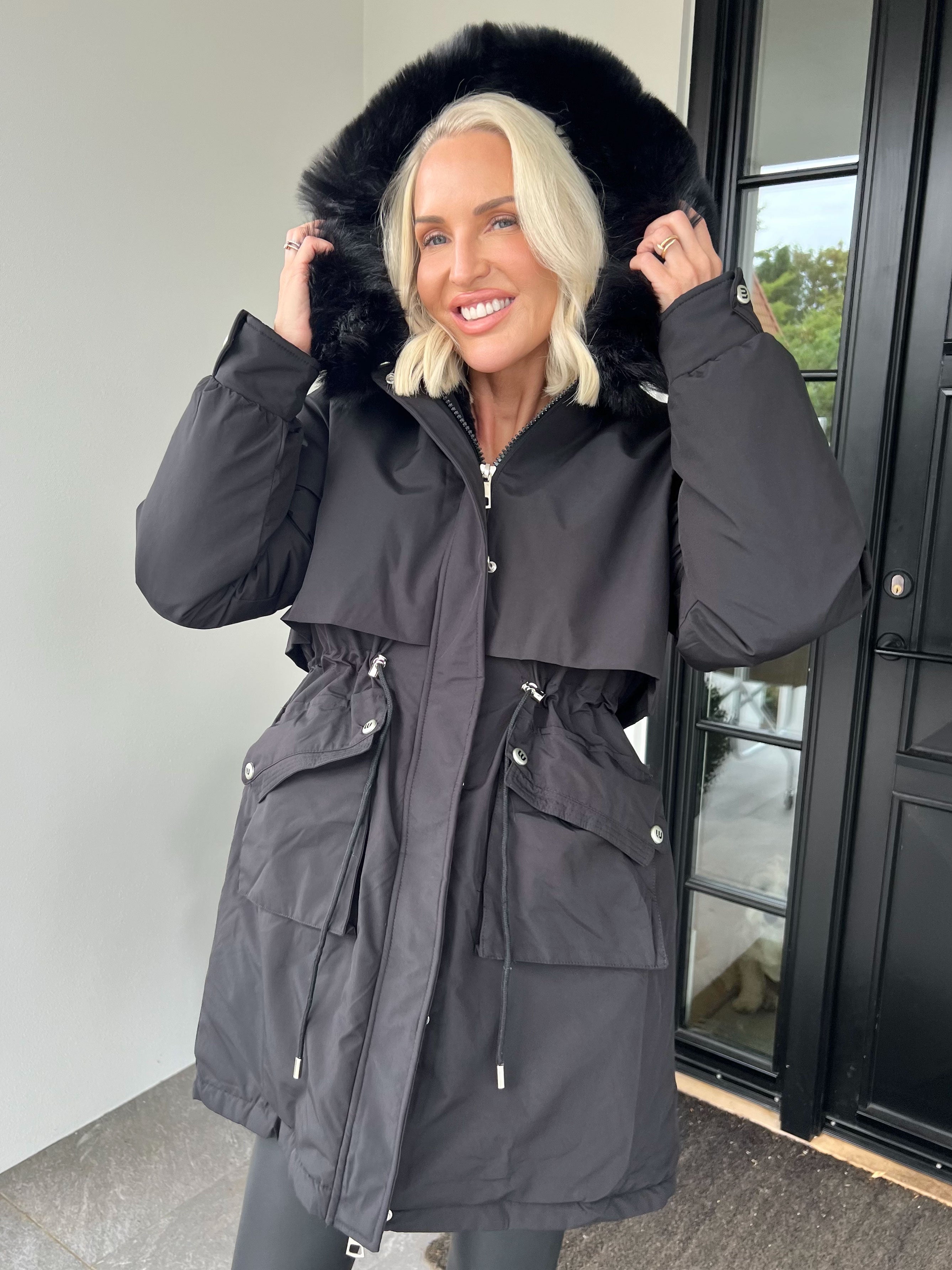 Maple – Varm dunjacka med huva och fuskpäls