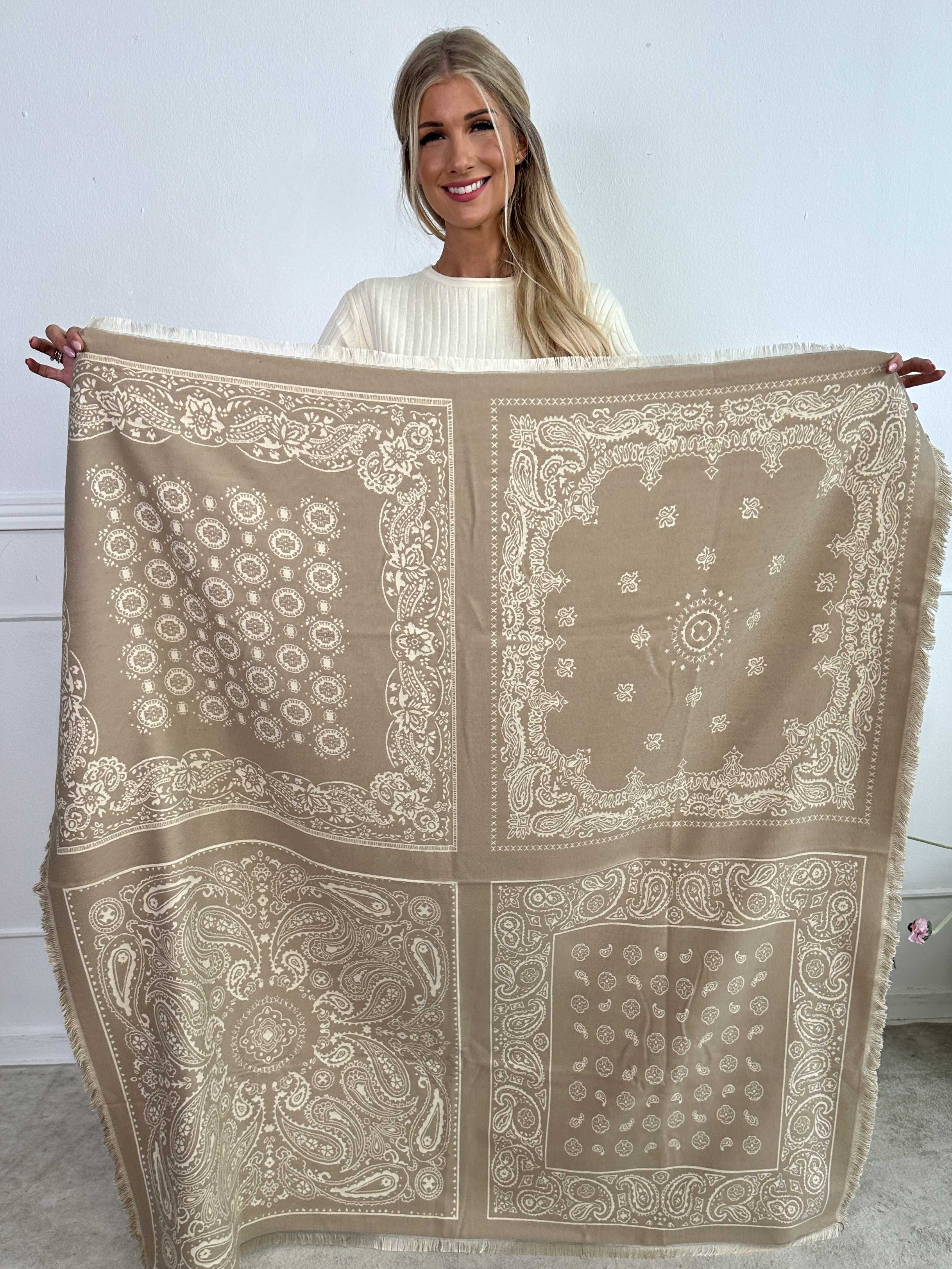 Marianne - Mjuk halsduk i viskos och ull med beige mönster