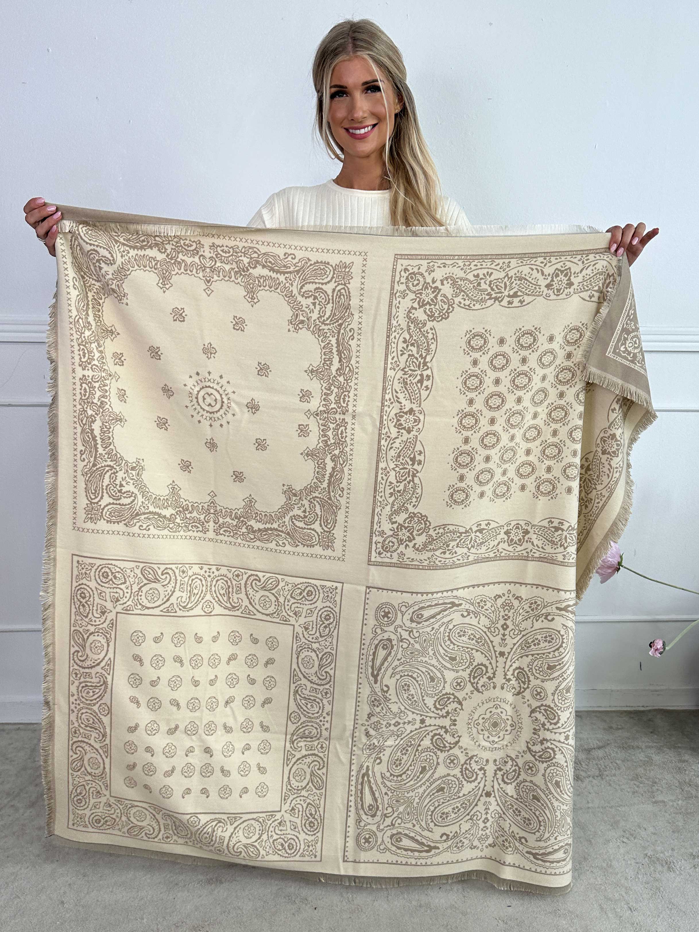 Marianne - Mjuk halsduk i viskos och ull med beige mönster