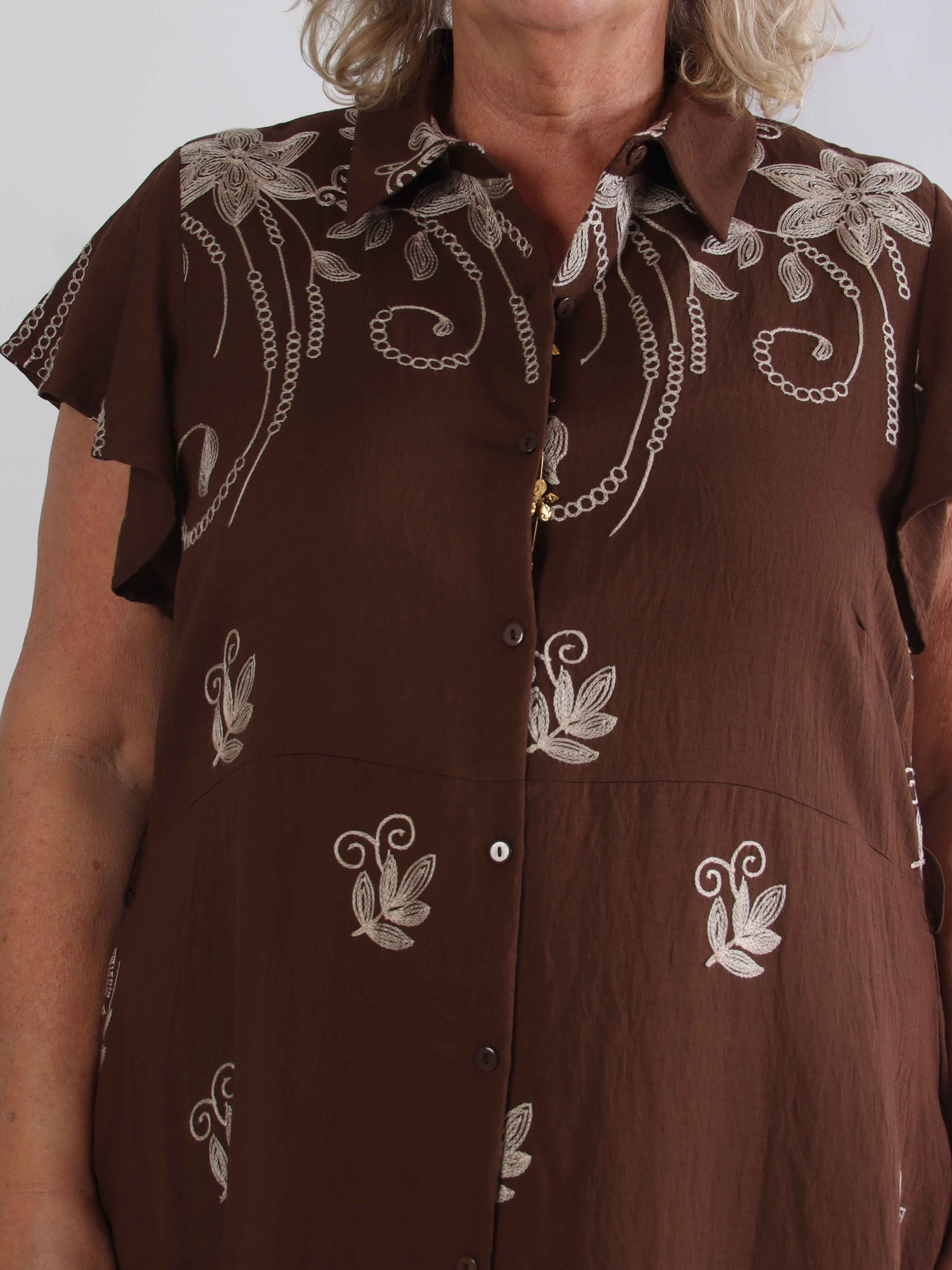 Marianne - Skjortklänning i viskos med broderade detaljer och volangärmar.