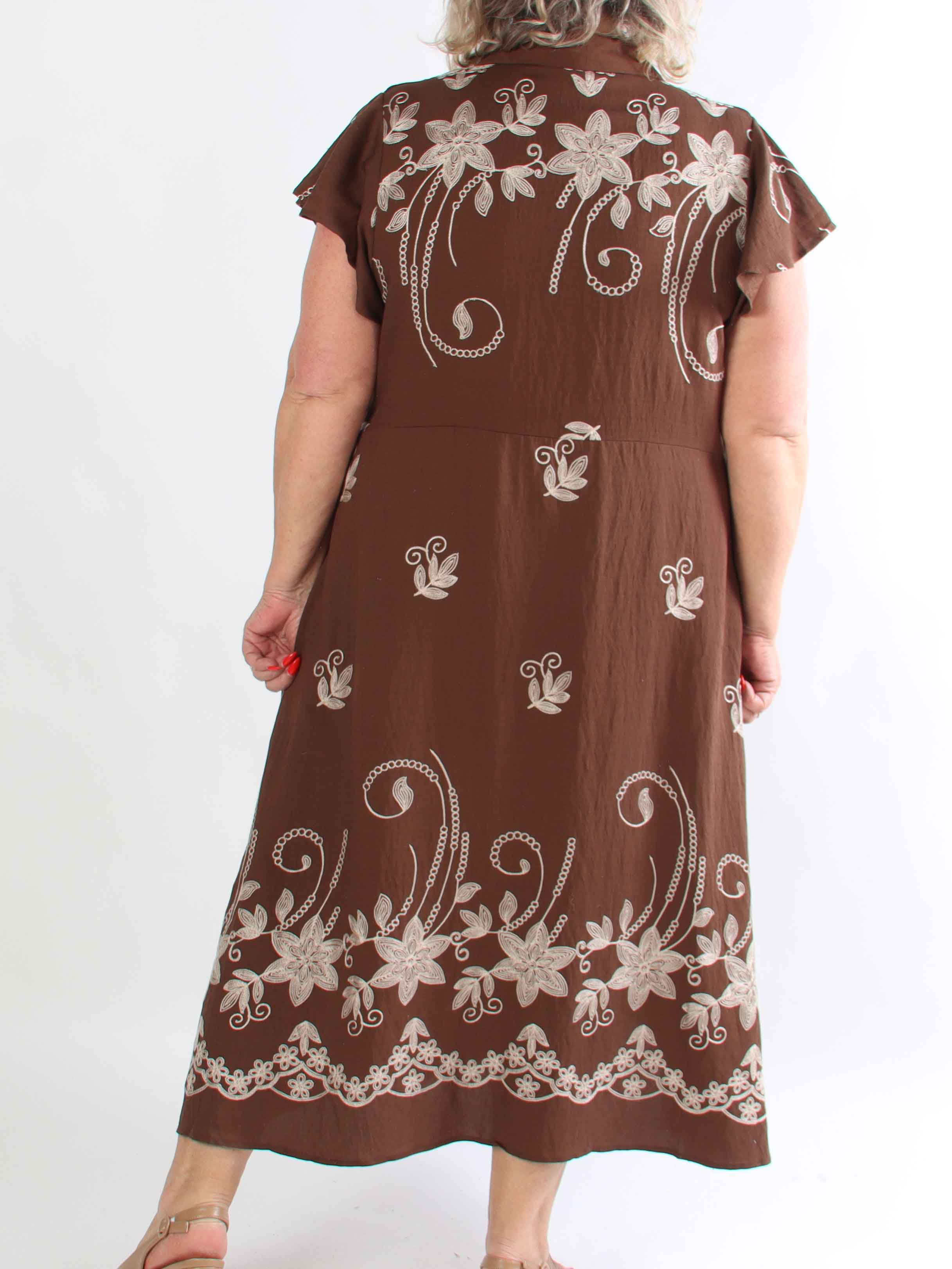 Marianne - Skjortklänning i viskos med broderade detaljer och volangärmar.