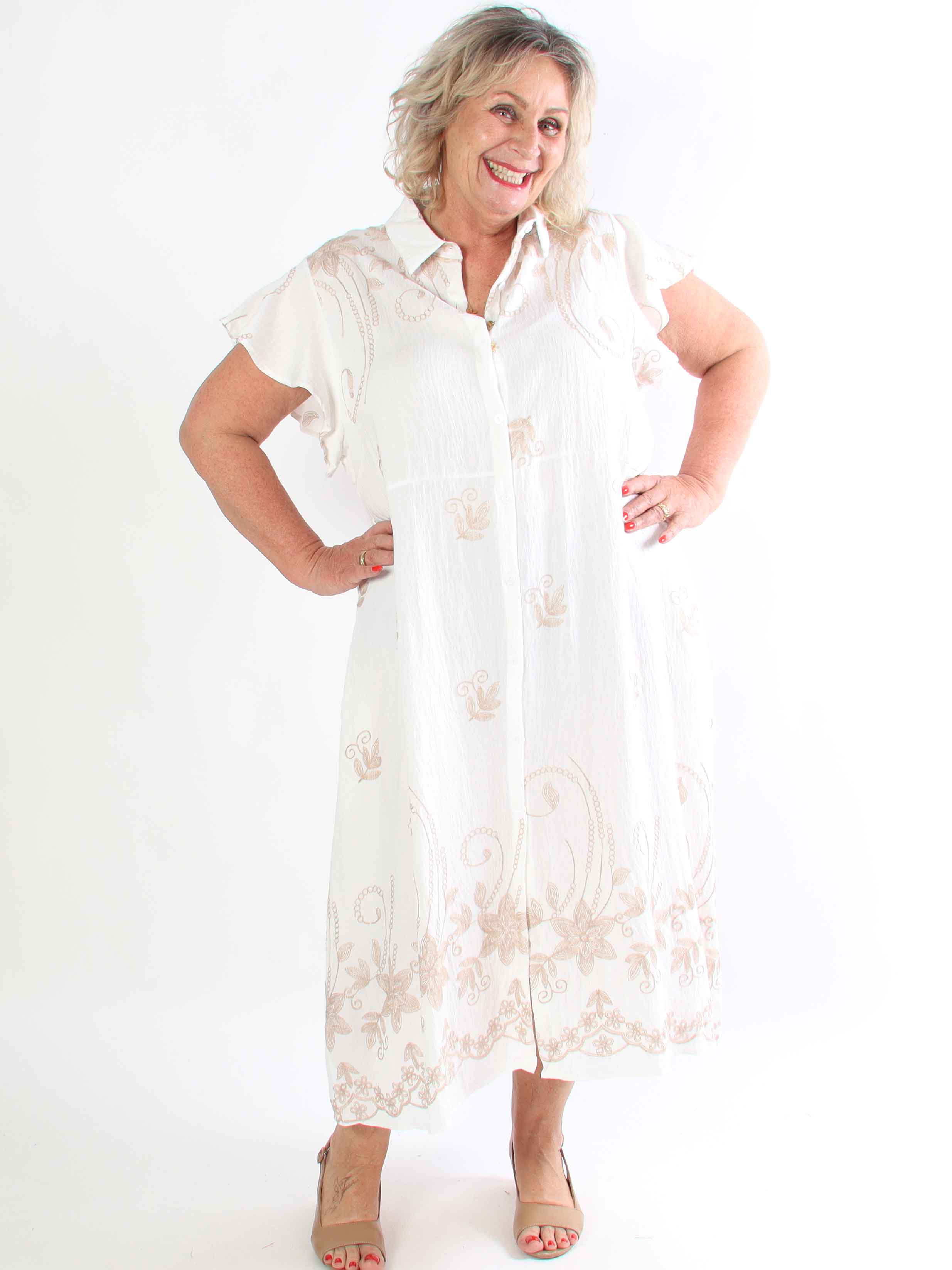 Marianne - Skjortklänning i viskos med broderade detaljer och volangärmar.