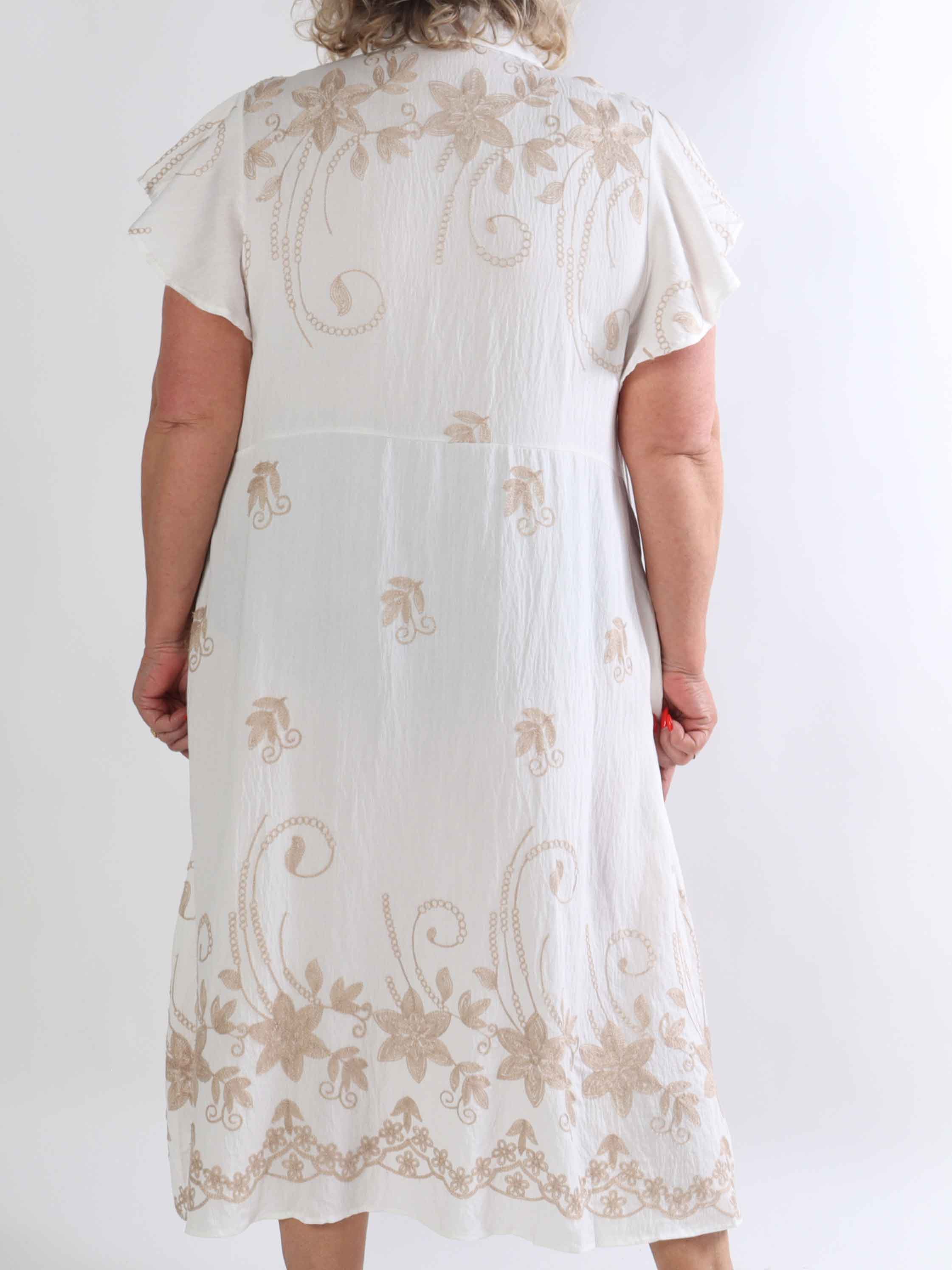 Marianne - Skjortklänning i viskos med broderade detaljer och volangärmar.