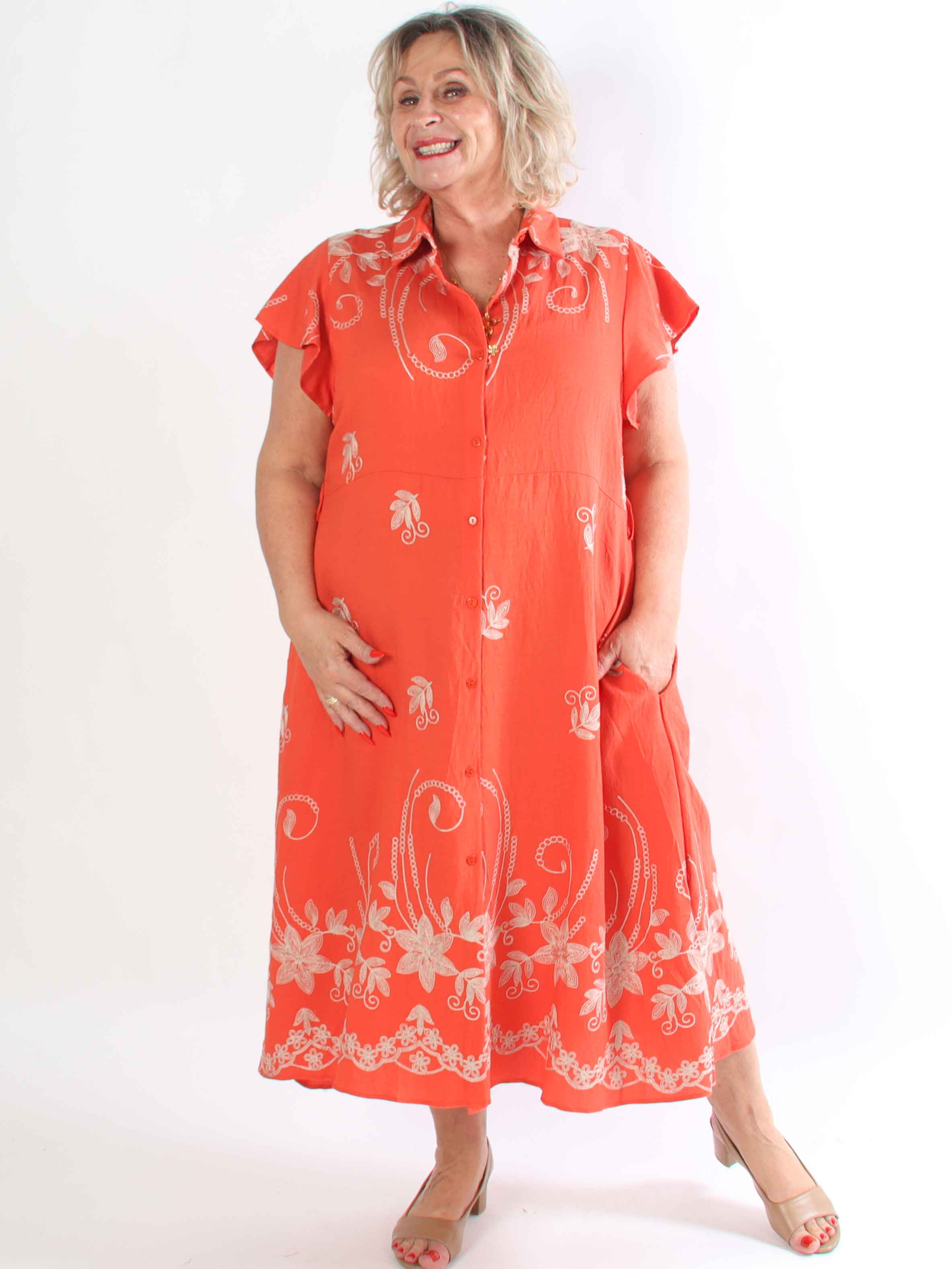 Marianne - Skjortklänning i viskos med broderade detaljer och volangärmar.