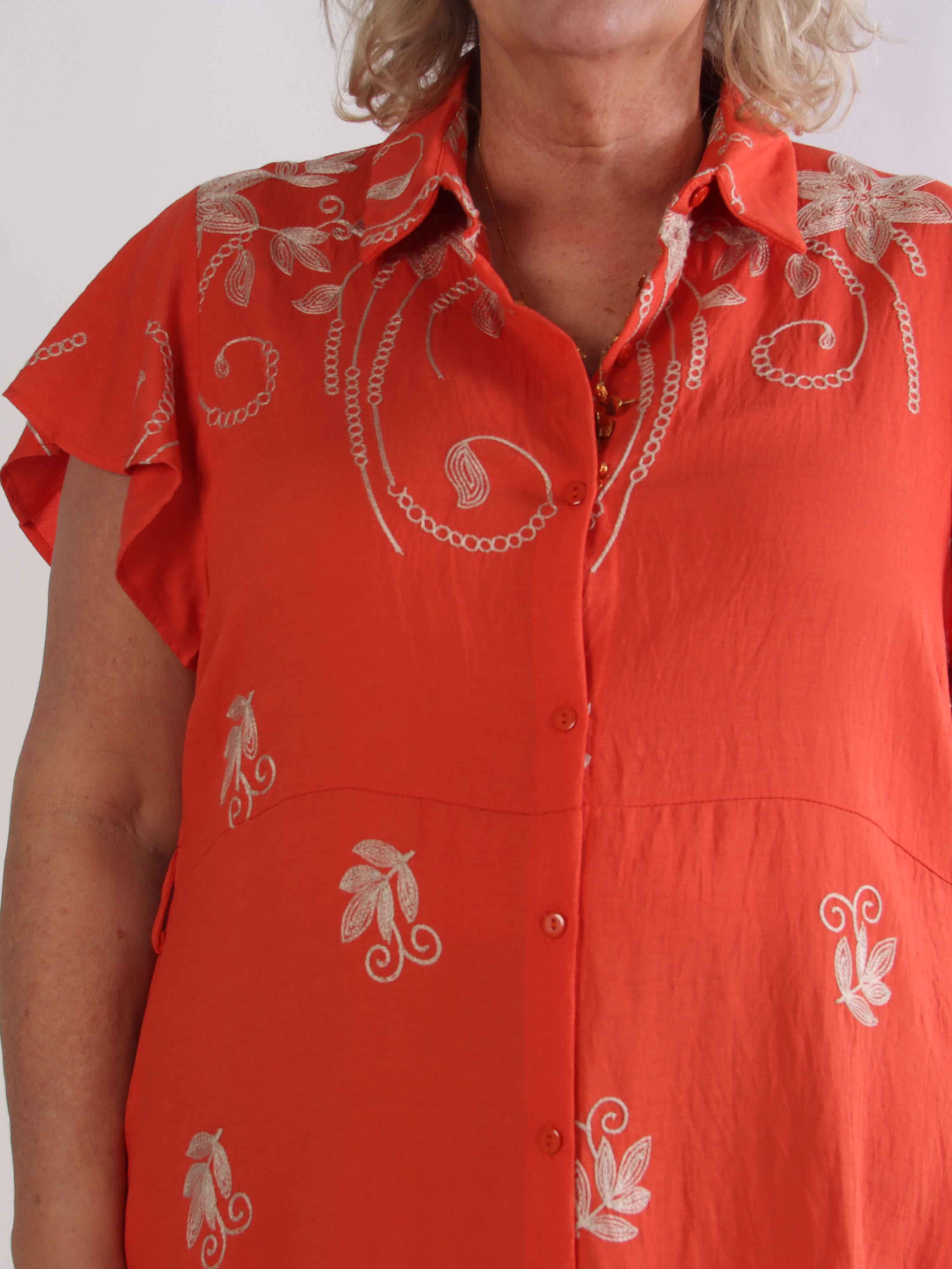 Marianne - Skjortklänning i viskos med broderade detaljer och volangärmar.