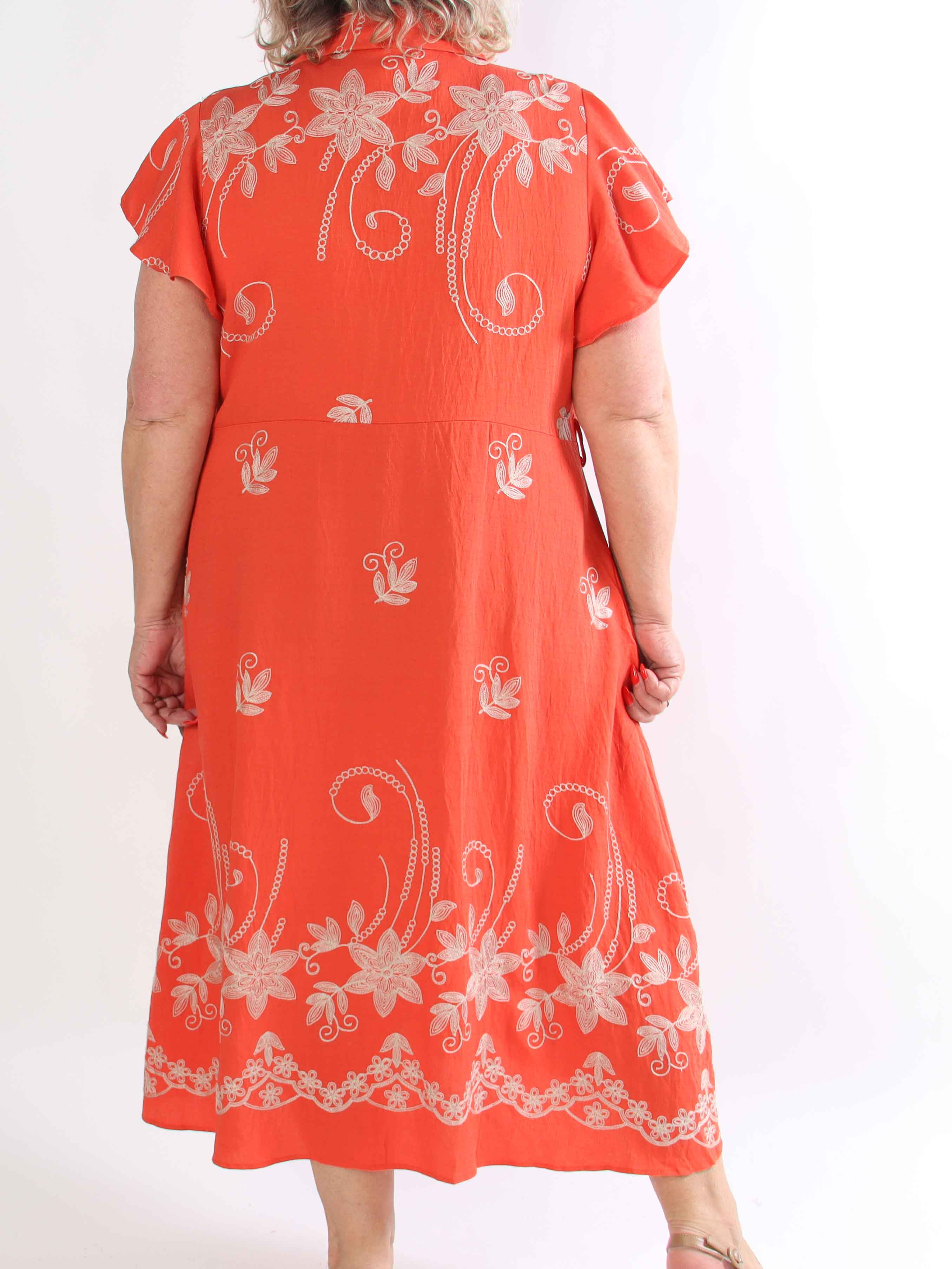 Marianne - Skjortklänning i viskos med broderade detaljer och volangärmar.