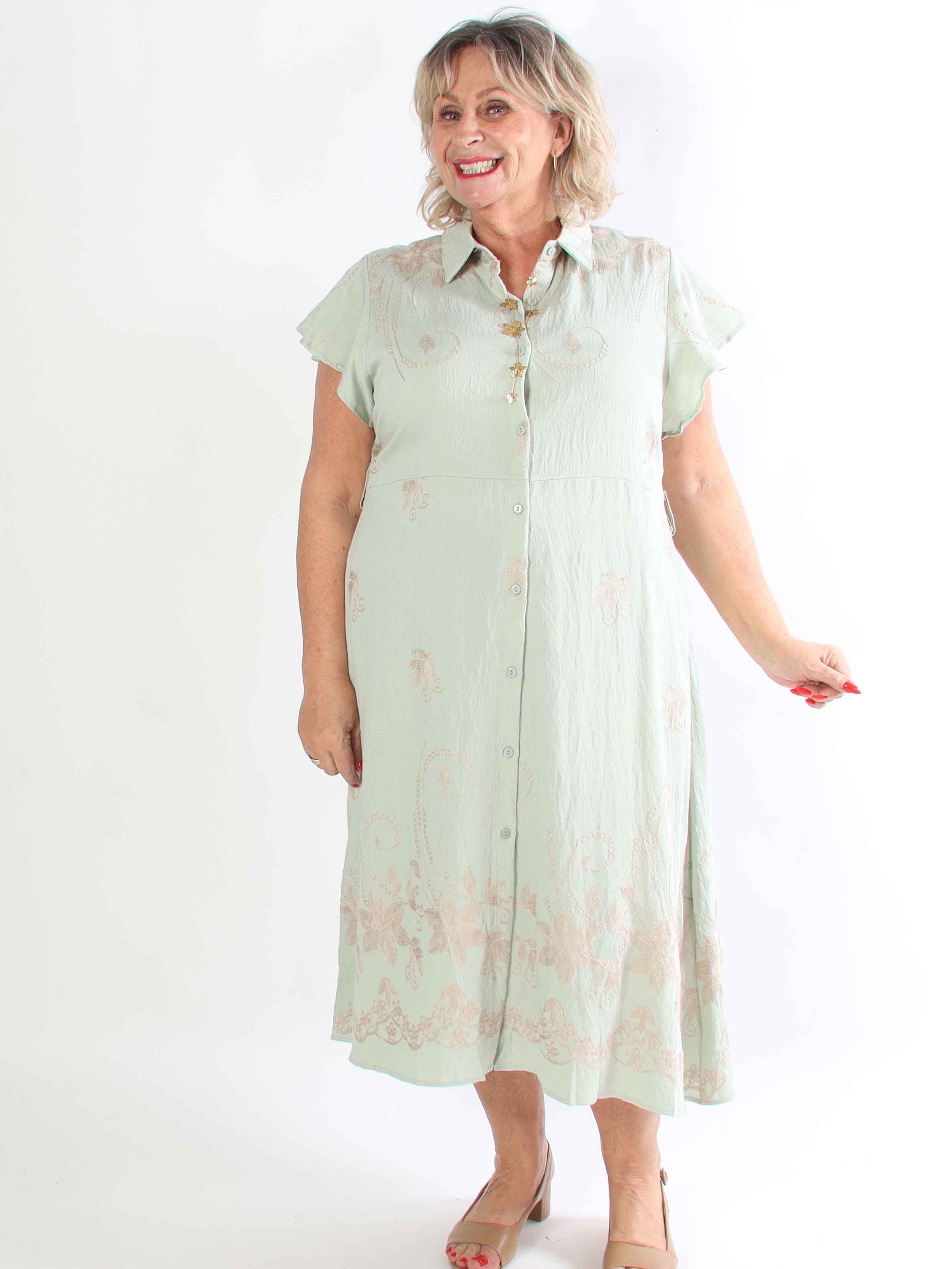 Marianne - Skjortklänning i viskos med broderade detaljer och volangärmar.