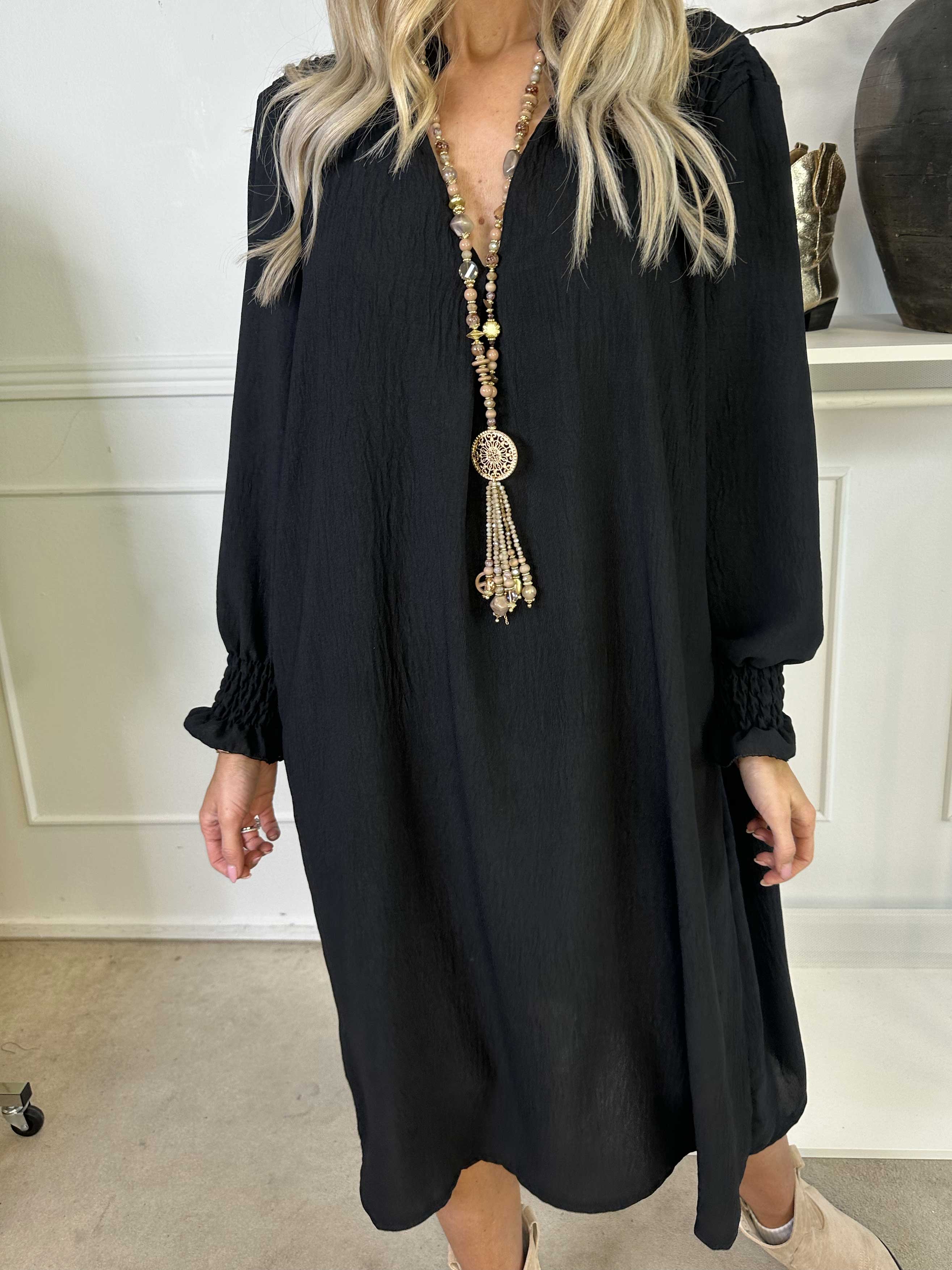 Marisol - Söt smockad klänning med v-ringning