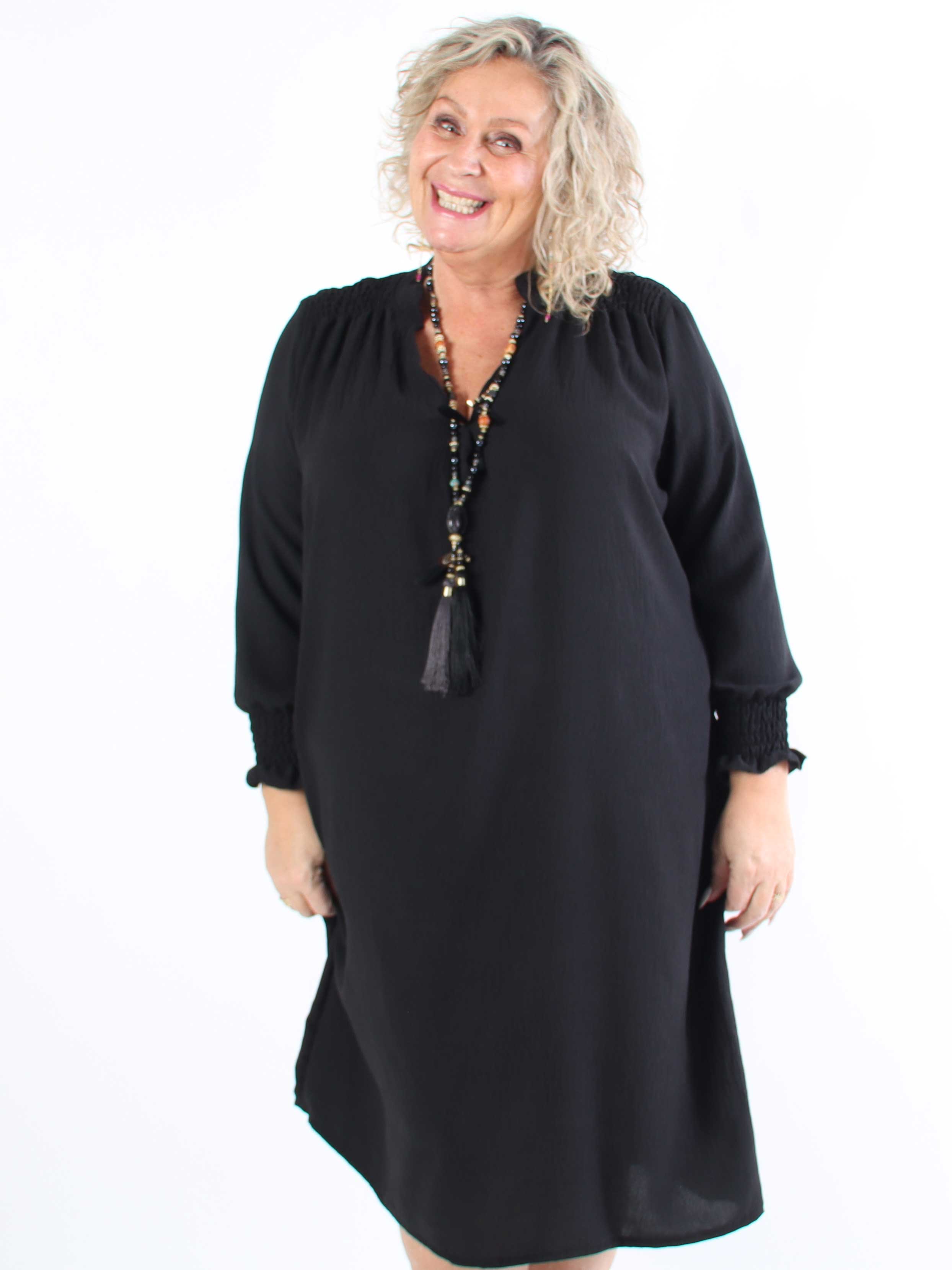 Marisol - Söt plus size-klänning med smock och v-ringning