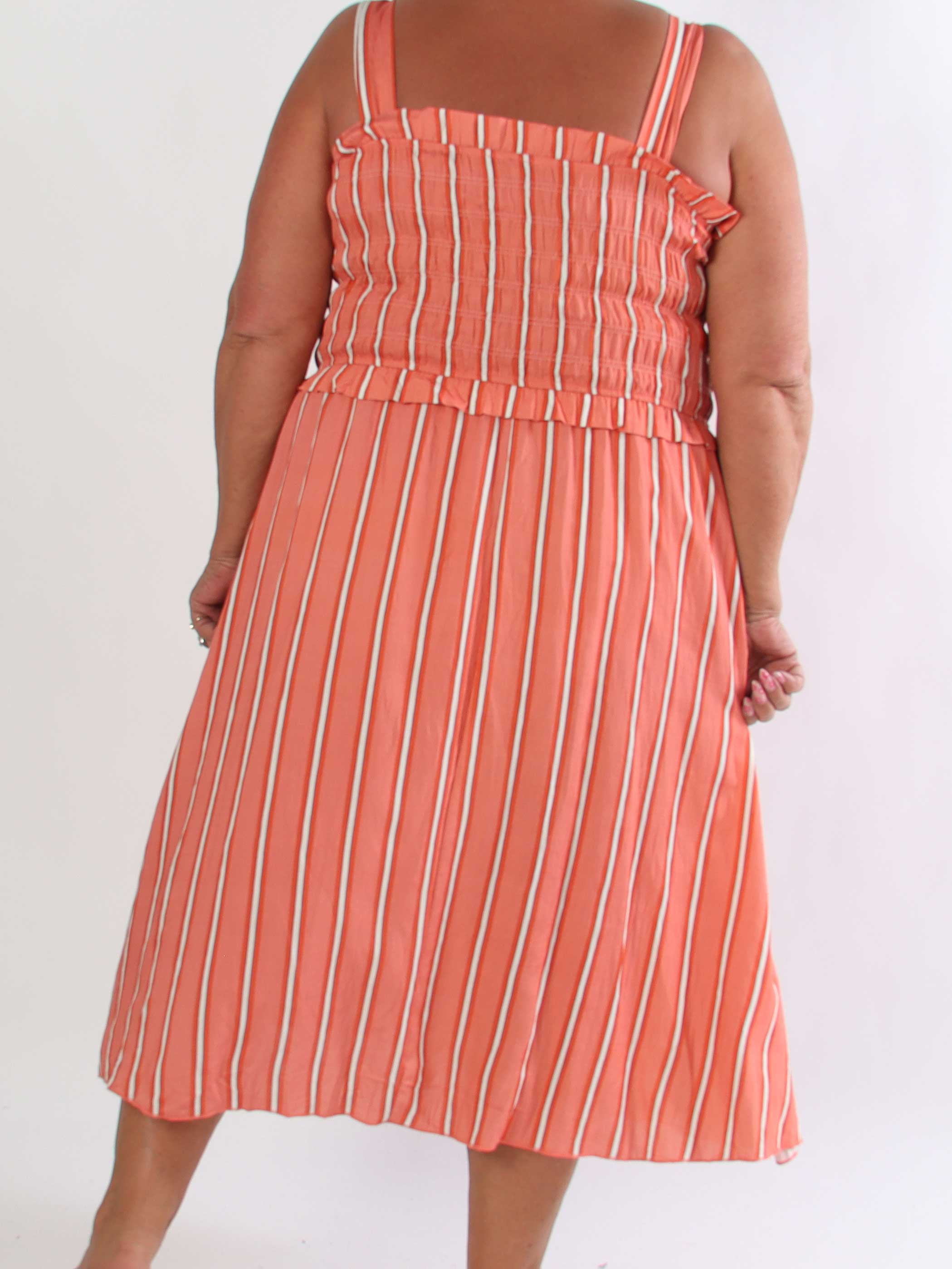 Marisol Stripe - Randig plus size sommarklänning i viskos med smock över bröstet