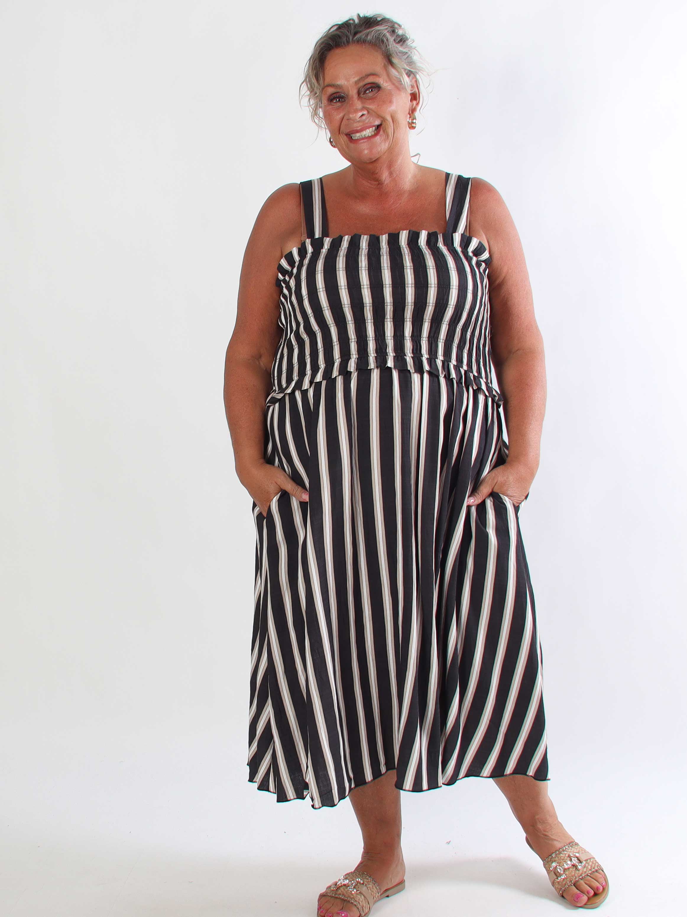 Marisol Stripe - Randig plus size sommarklänning i viskos med smock över bröstet