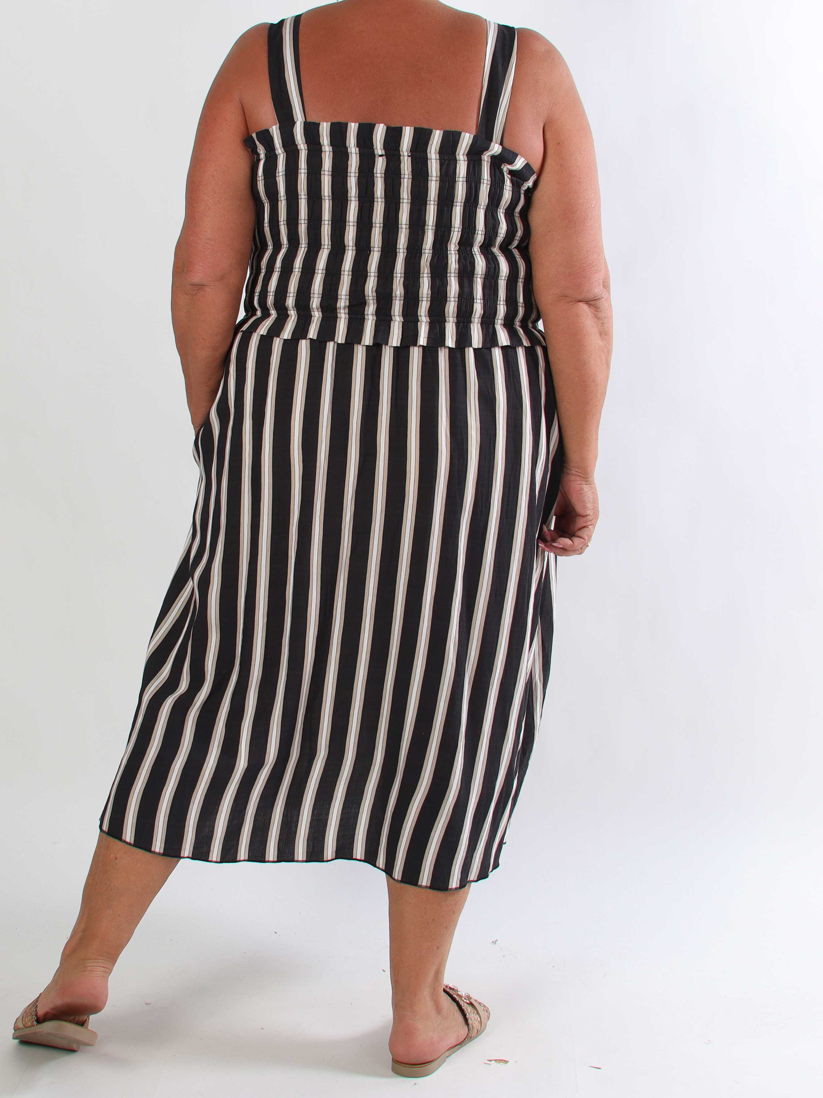 Marisol Stripe - Randig plus size sommarklänning i viskos med smock över bröstet