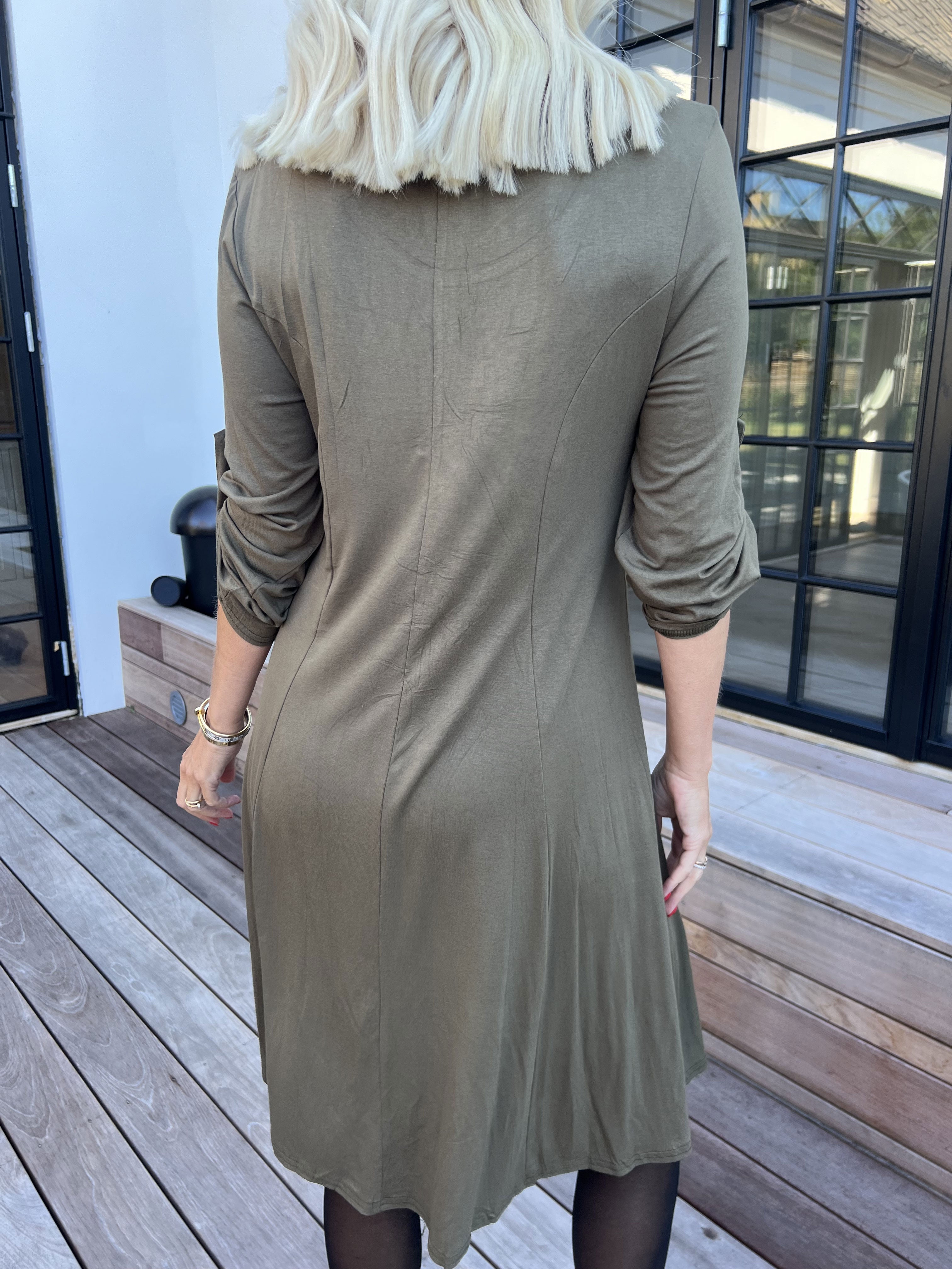 Marlene Plain - Enfärgad A-linjeformad klänning i viskos