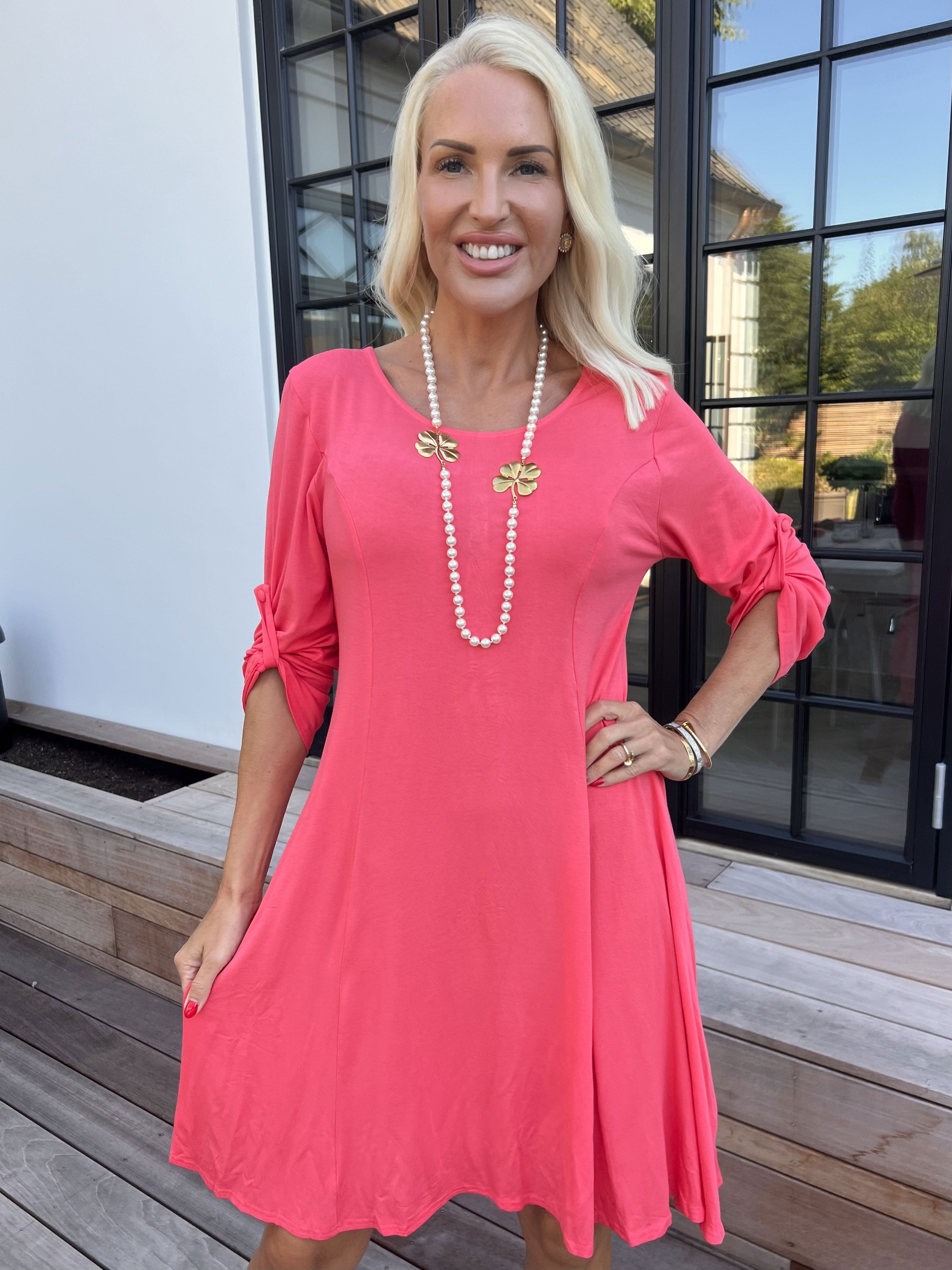 Marlene Plain - Enfärgad a-linjeformad klänning i viskos