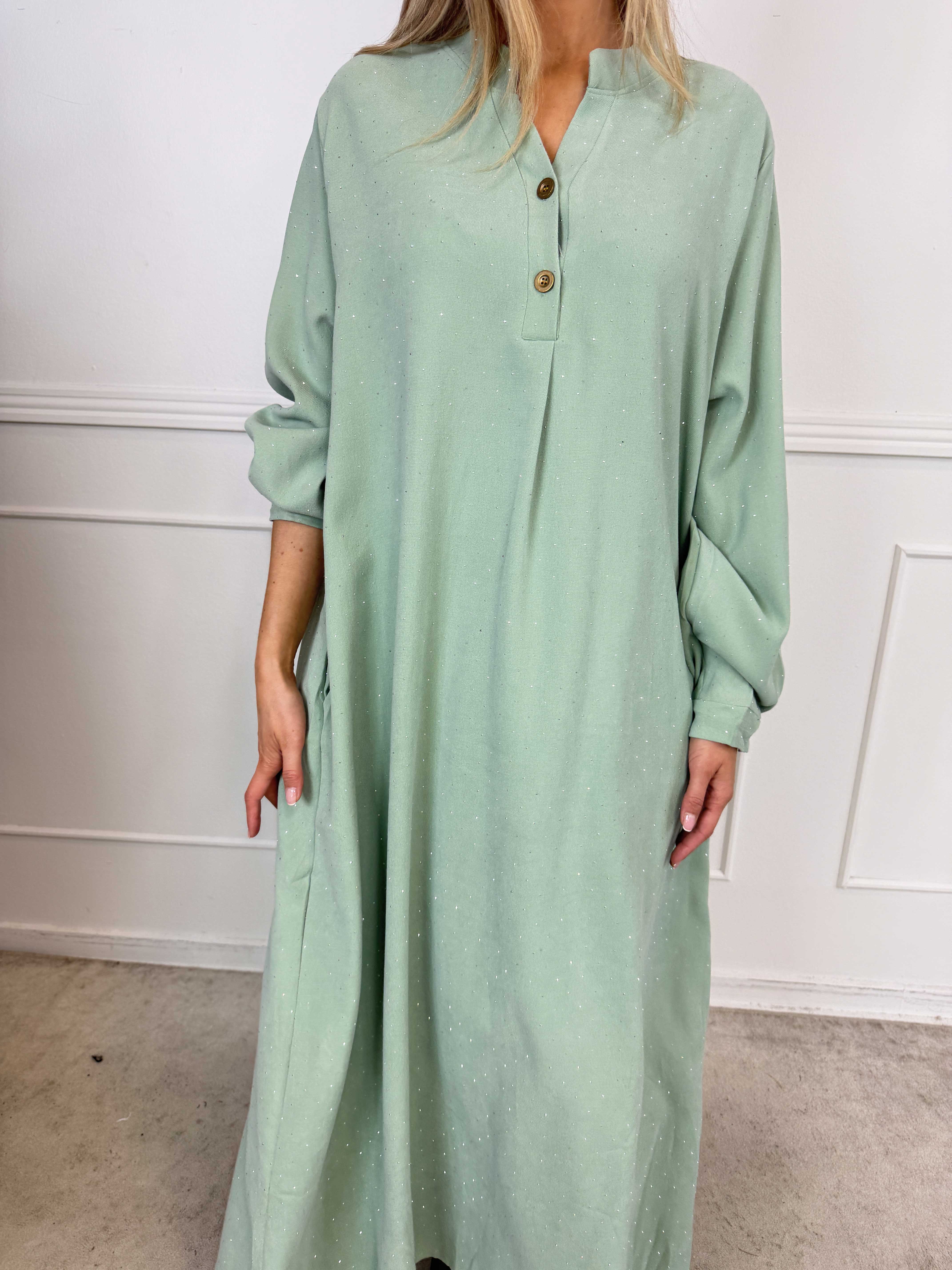 Margaux - Lång och elegant klänning i mjuk babysammet med fina, glittrande strass
