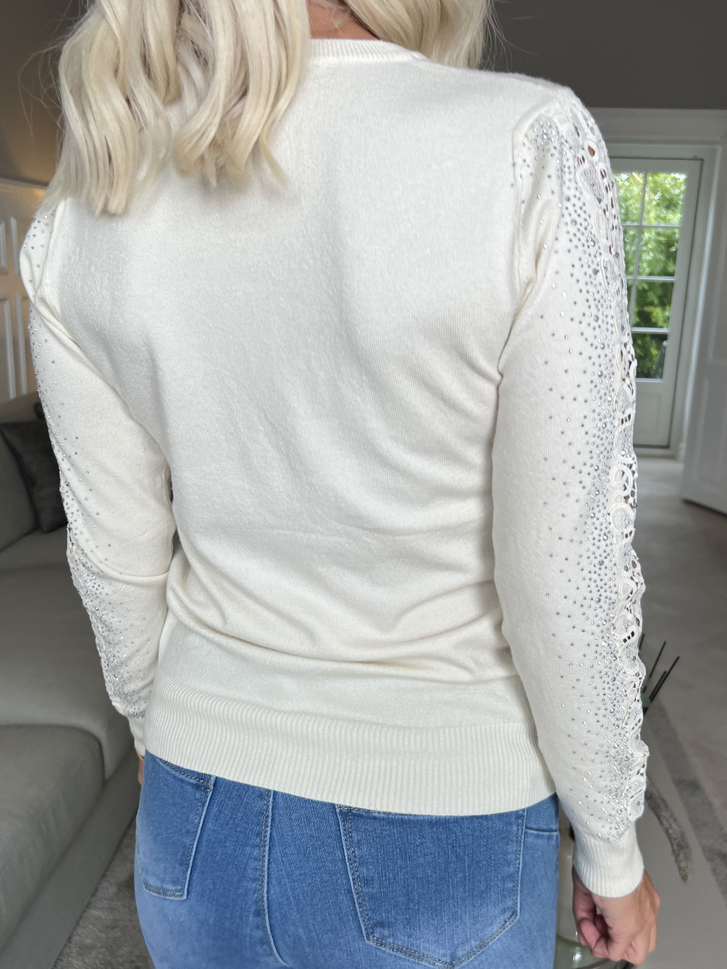 Martine - Mjuk tröja med broderade detaljer och strass på ärmarna