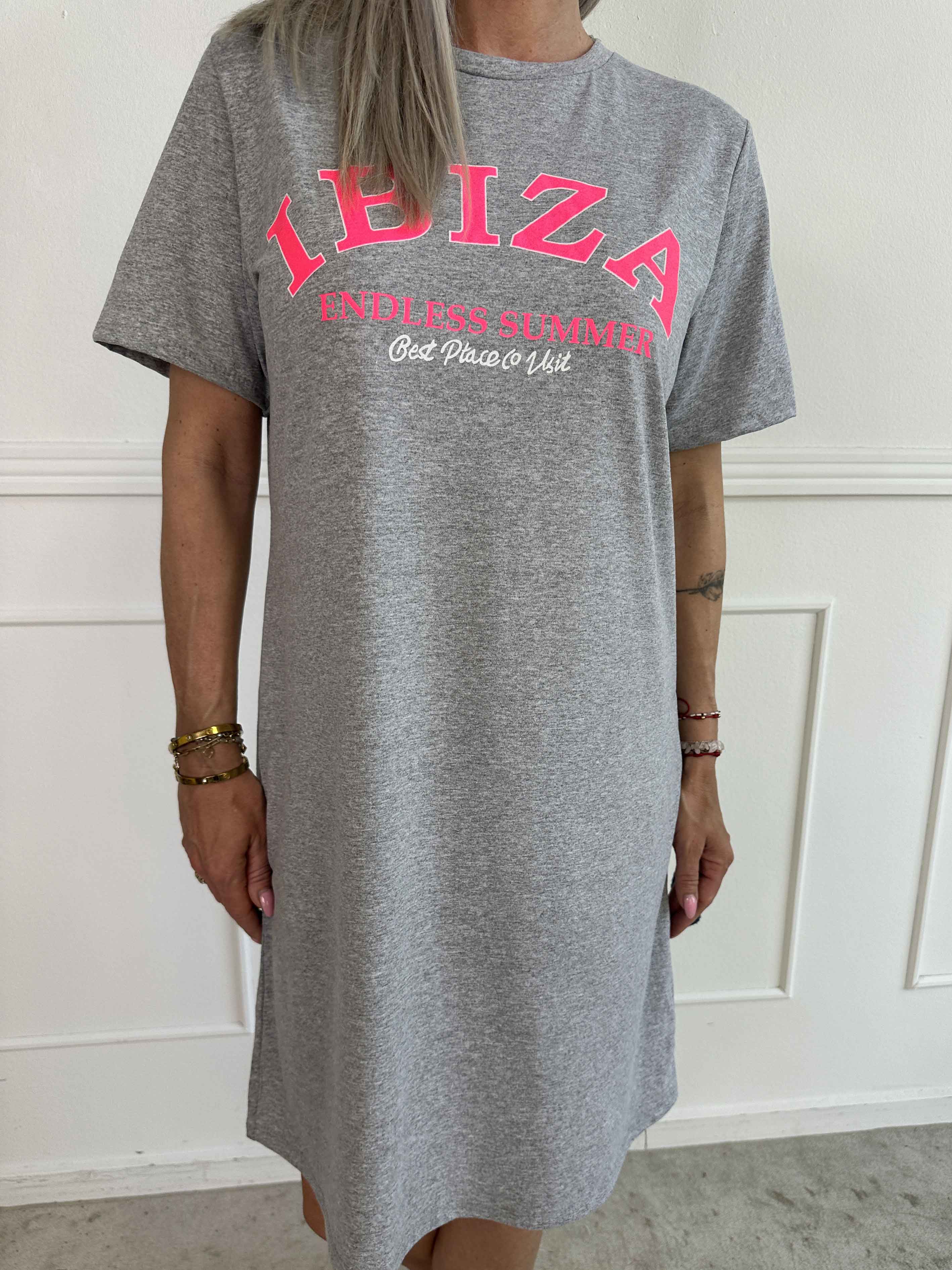 Matilda - T-shirt klänning i bomull med Ibiza skrivet