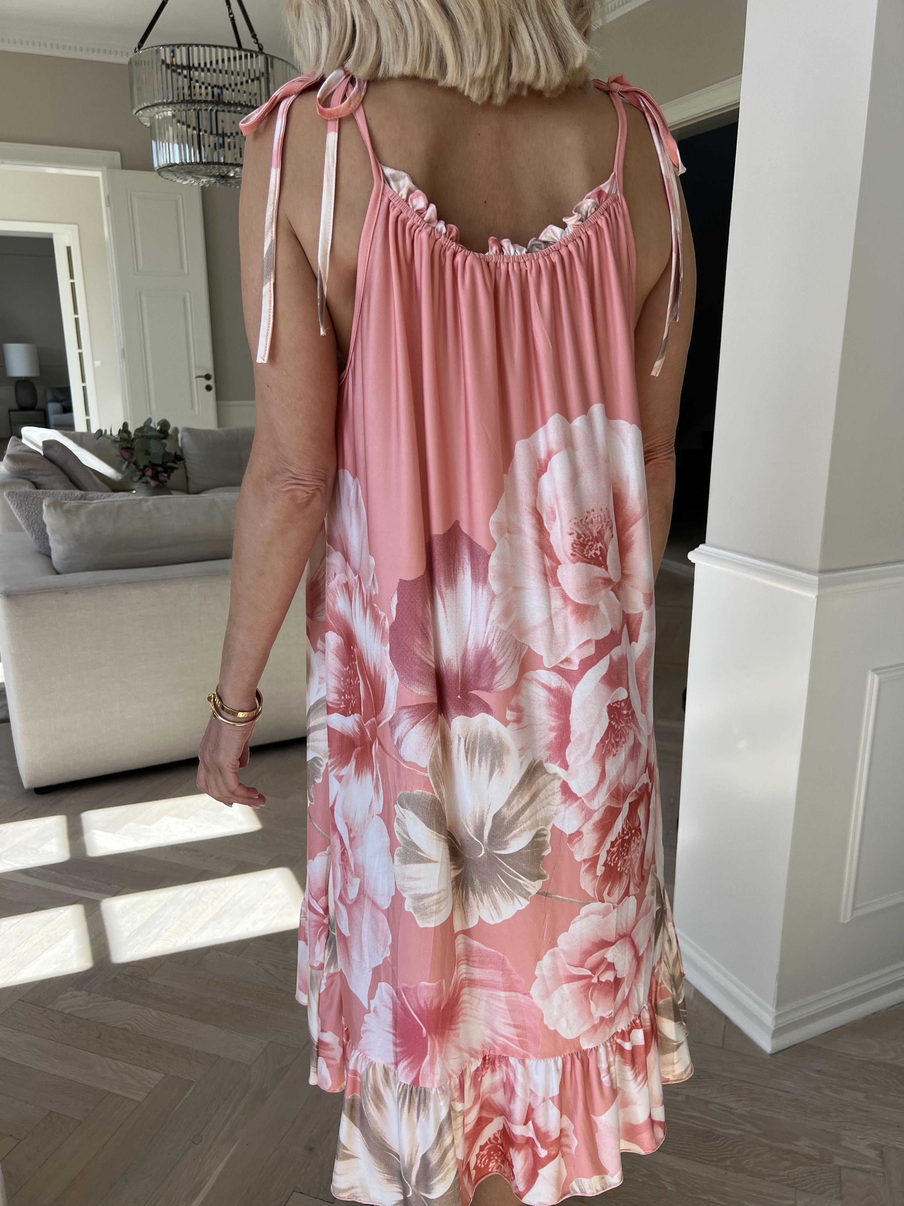 Maya Short - Sommarklänning med elastisk axelband med blommönster