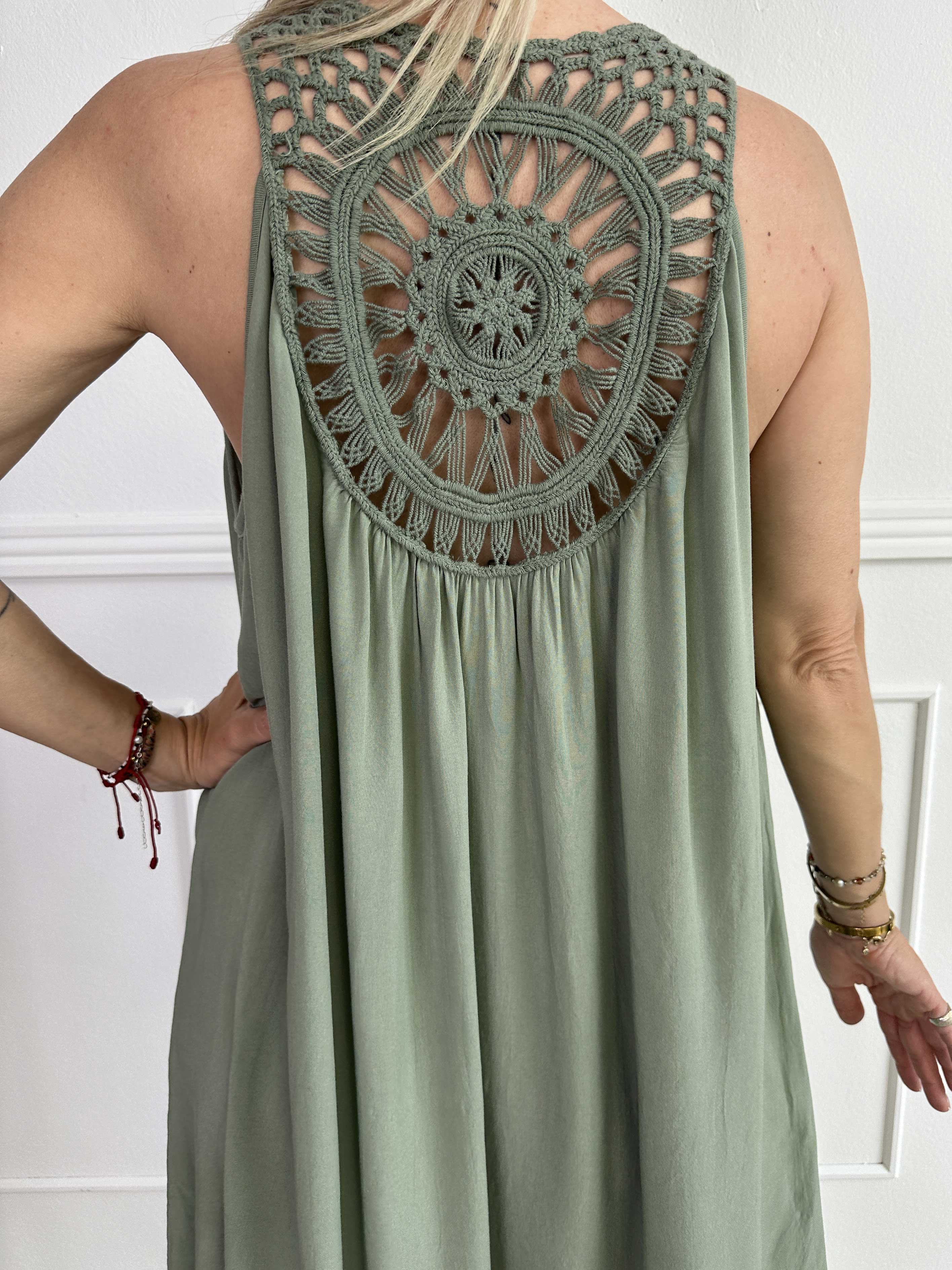 Medea - Simpel sommarklänning i viskos med broderad rygg