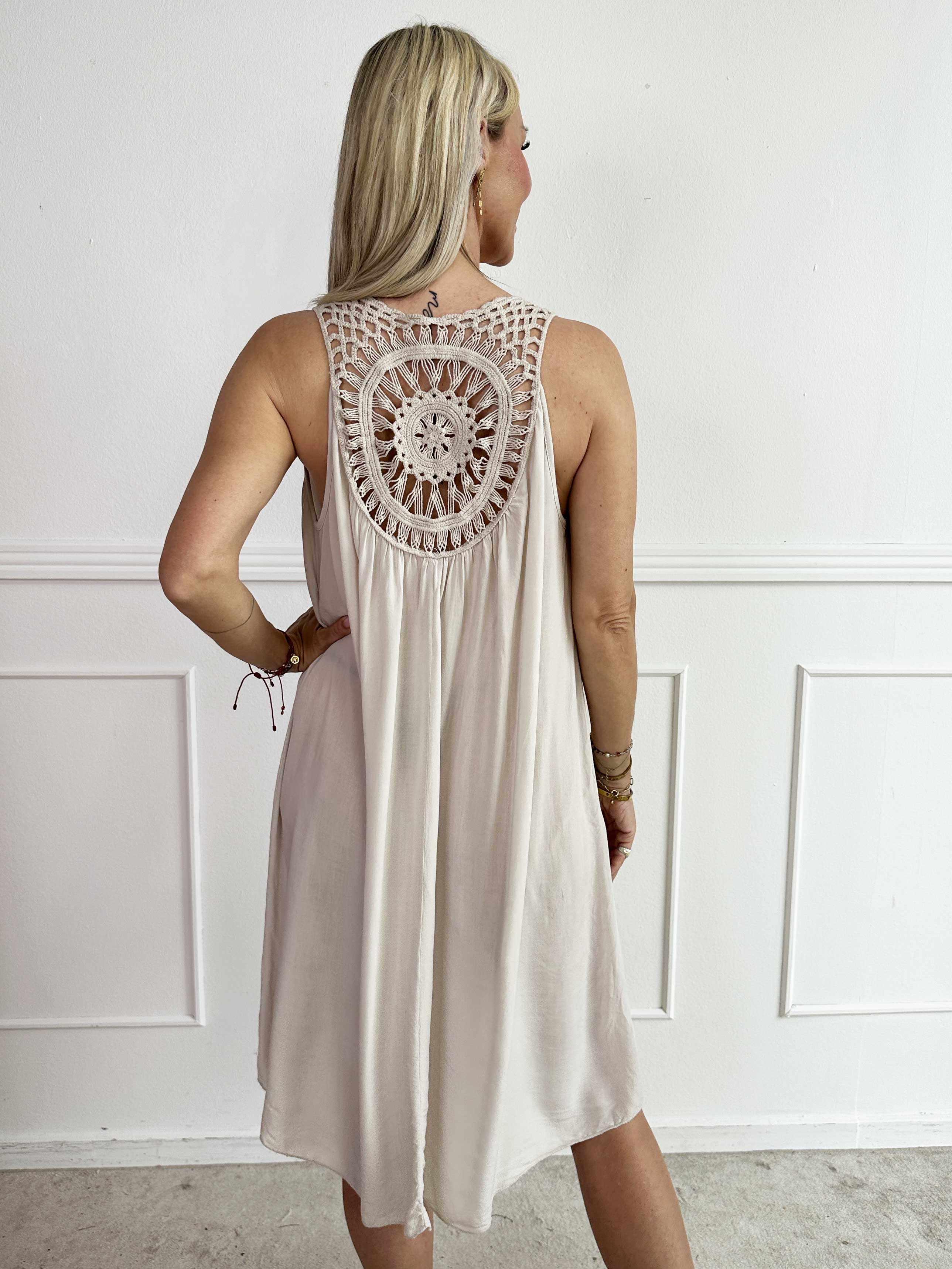 Medea - Simpel sommarklänning i viskos med broderad rygg