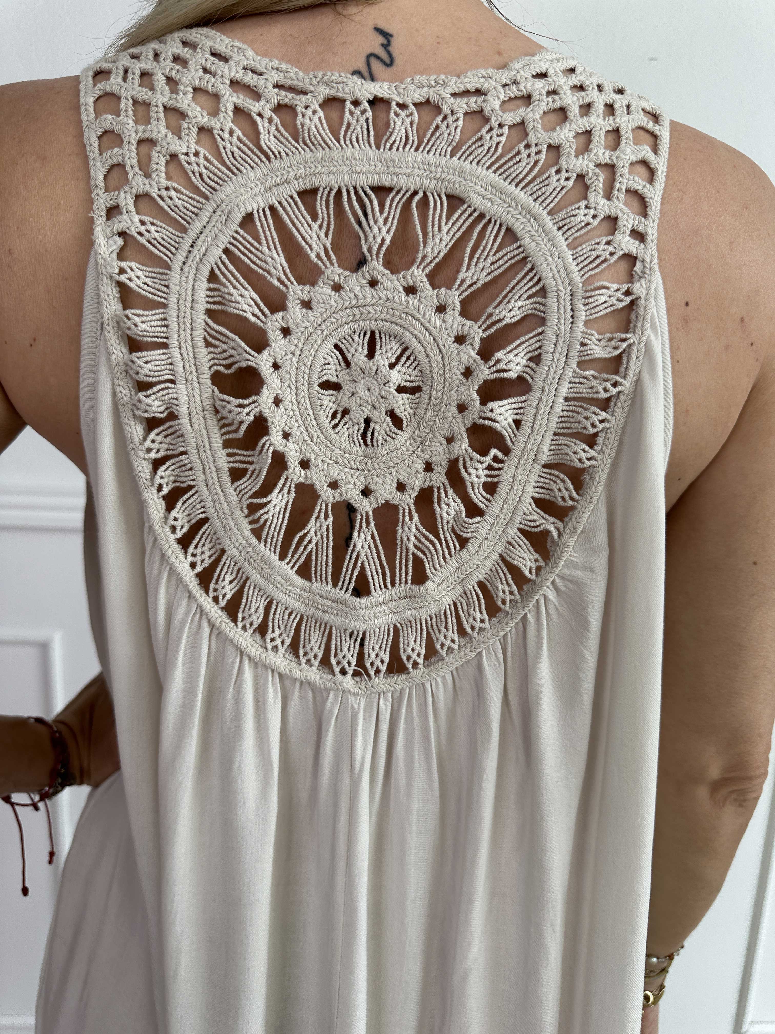 Medea - Simpel sommarklänning i viskos med broderad rygg