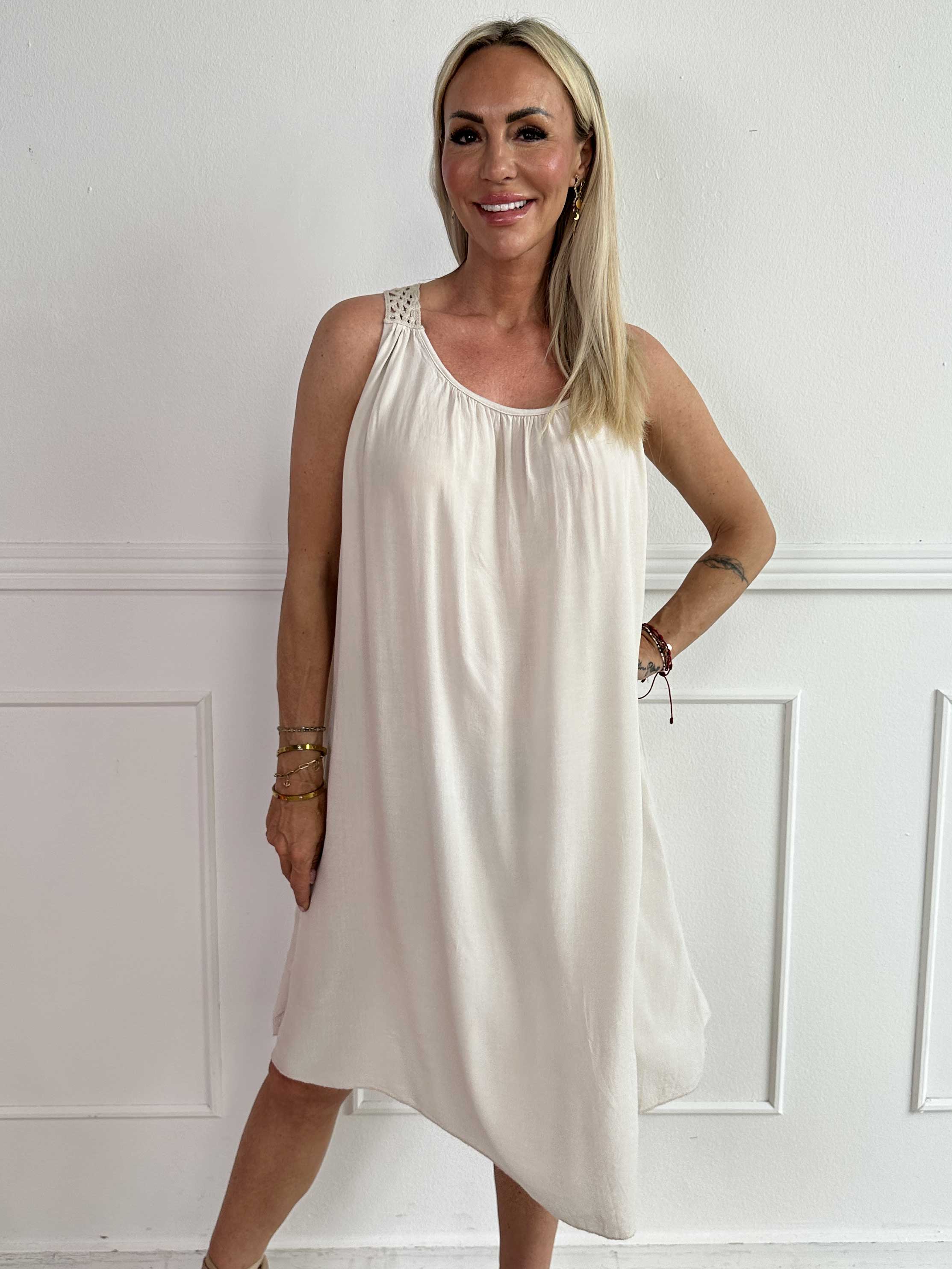 Medea - Simpel sommarklänning i viskos med broderad rygg