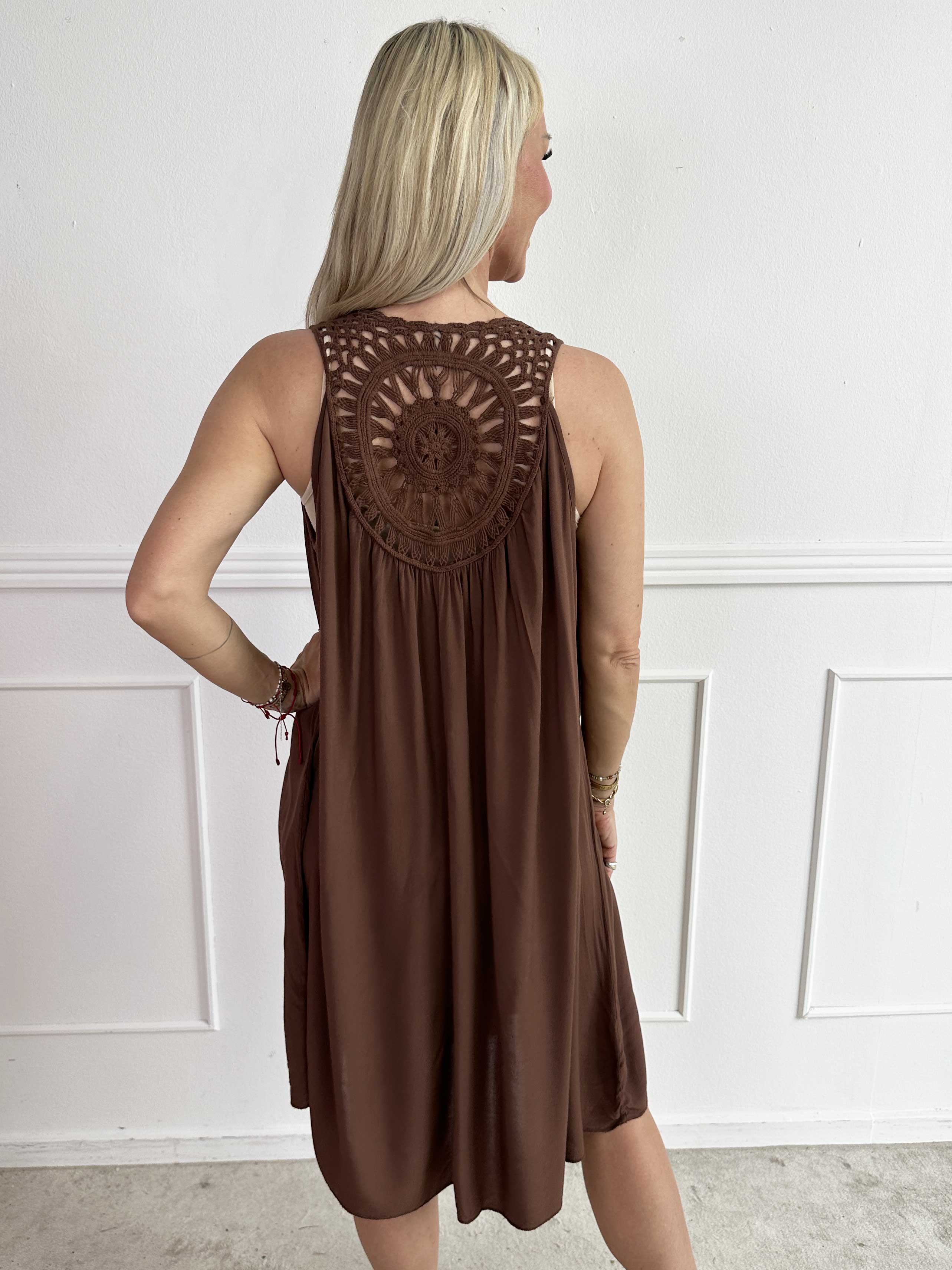 Medea - Simpel sommarklänning i viskos med broderad rygg