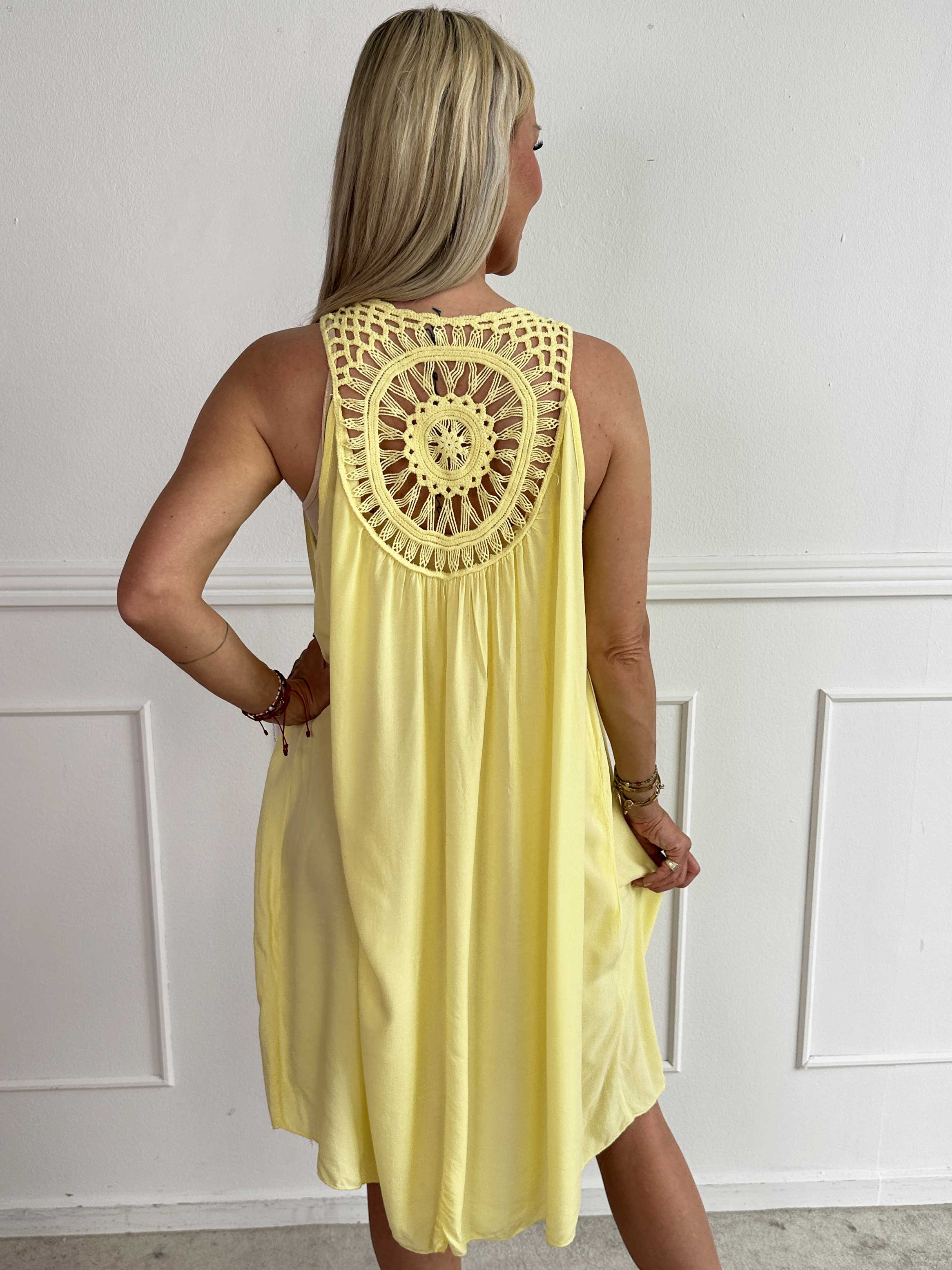 Medea - Simpel sommarklänning i viskos med broderad rygg