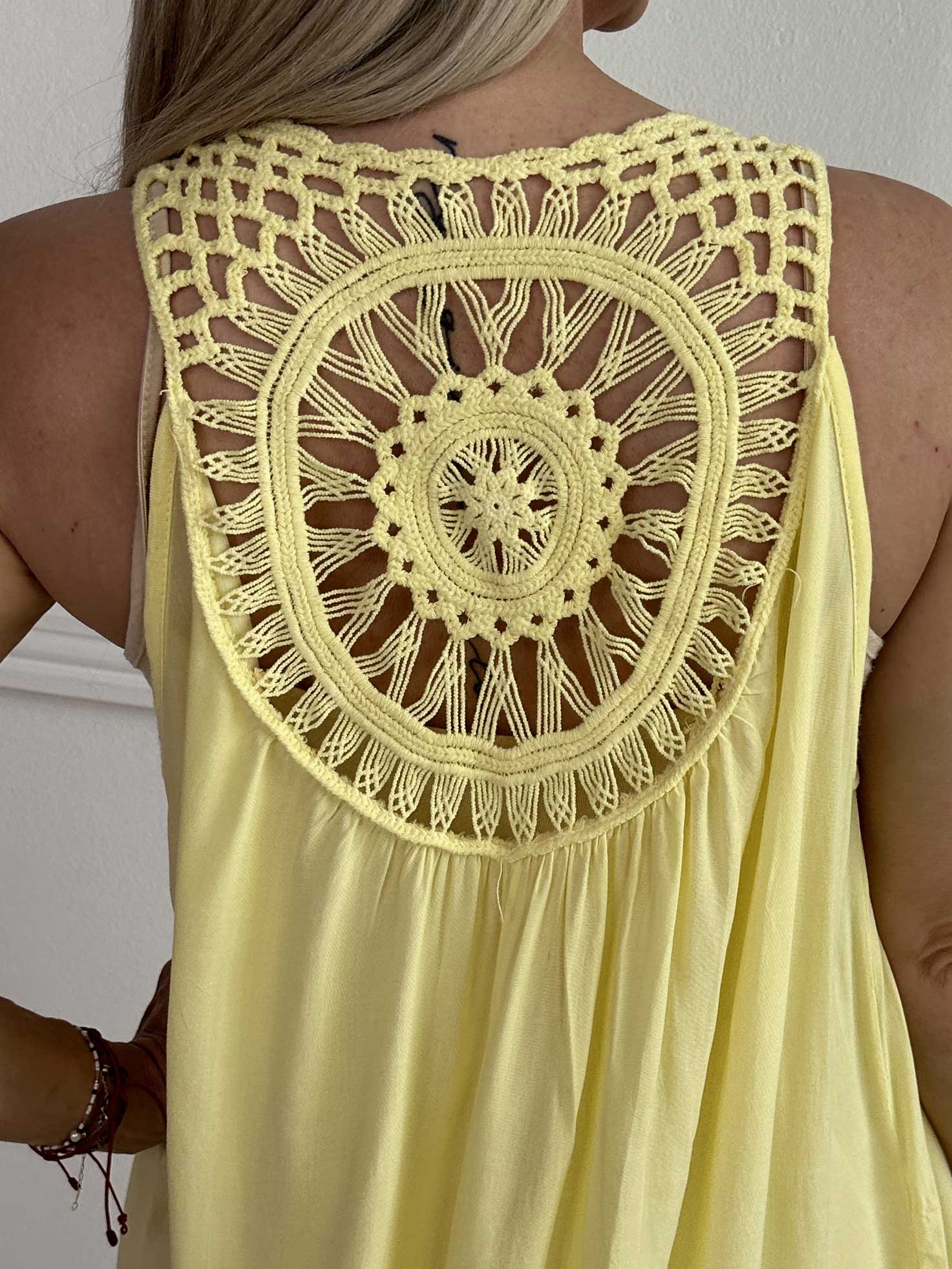 Medea - Simpel sommarklänning i viskos med broderad rygg