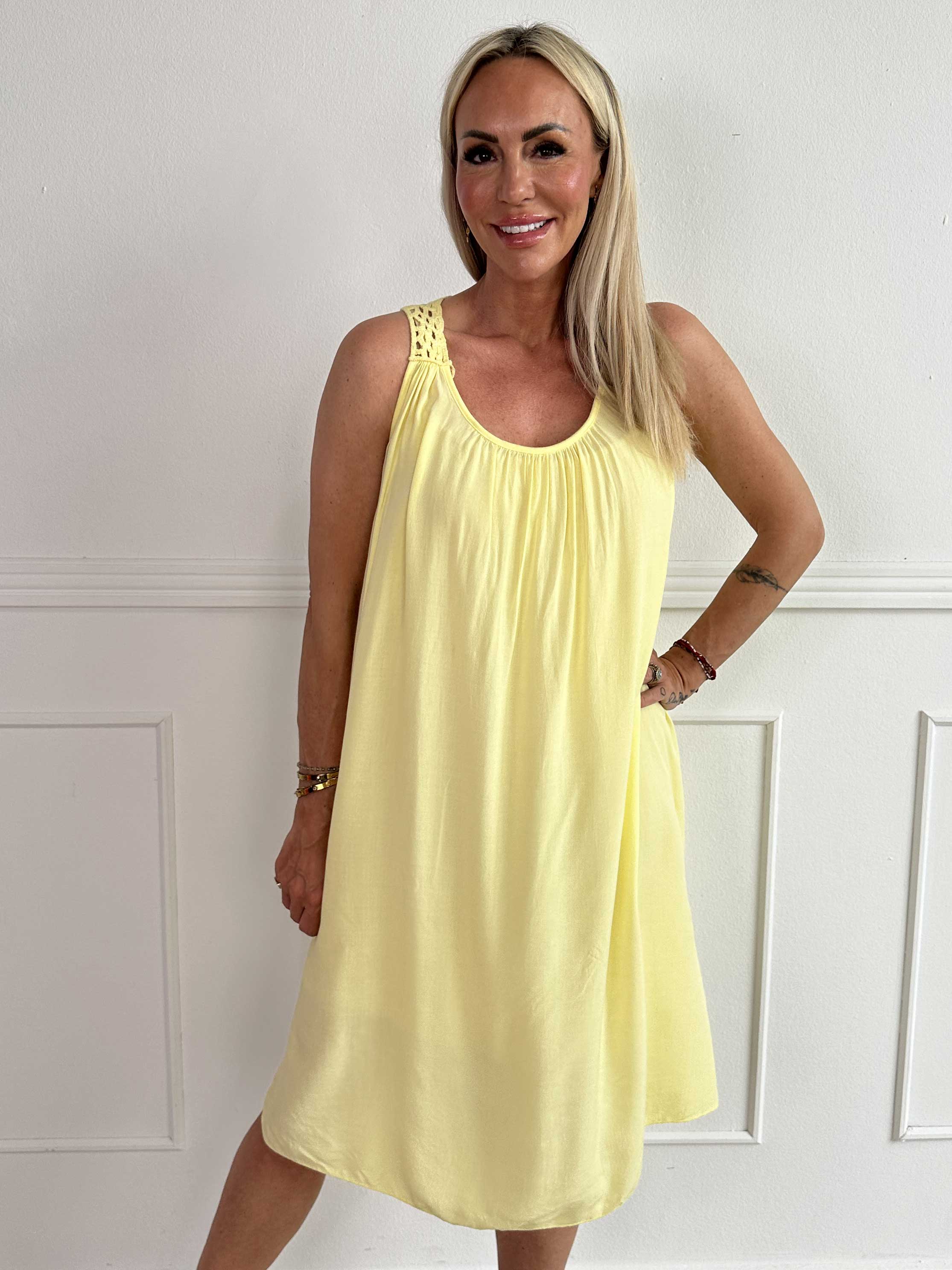 Medea - Simpel sommarklänning i viskos med broderad rygg