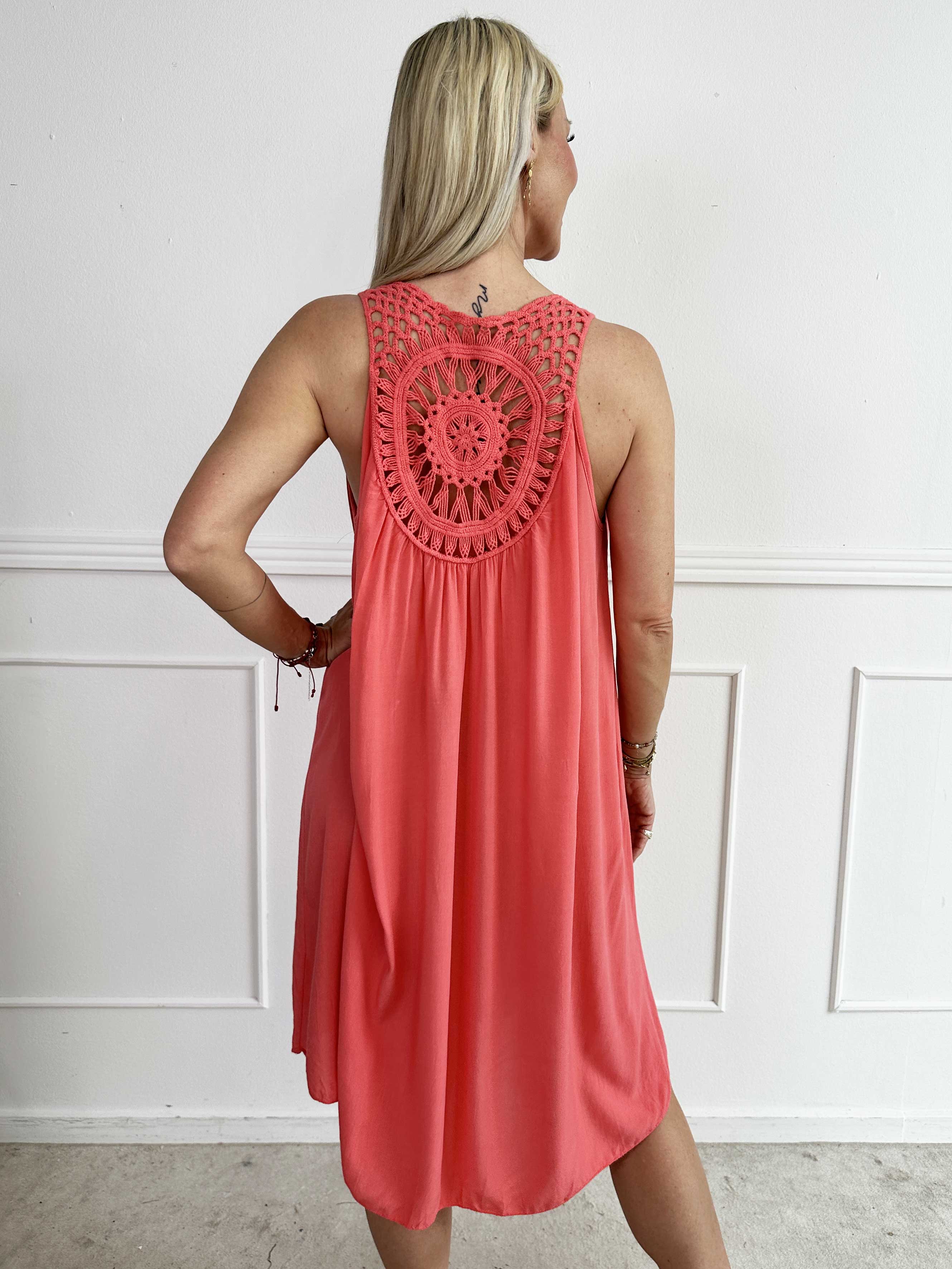 Medea - Simpel sommarklänning i viskos med broderad rygg