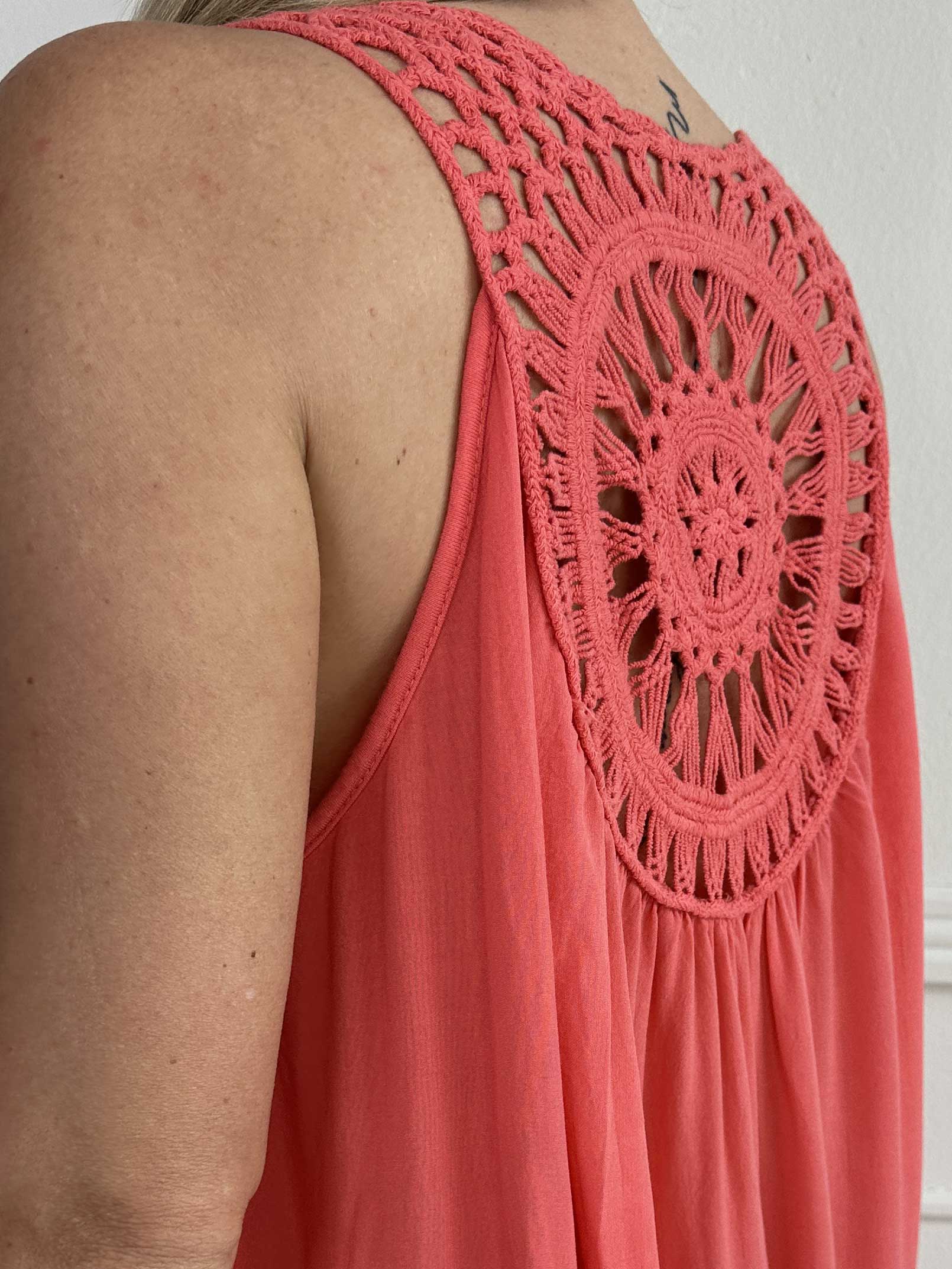 Medea - Simpel sommarklänning i viskos med broderad rygg