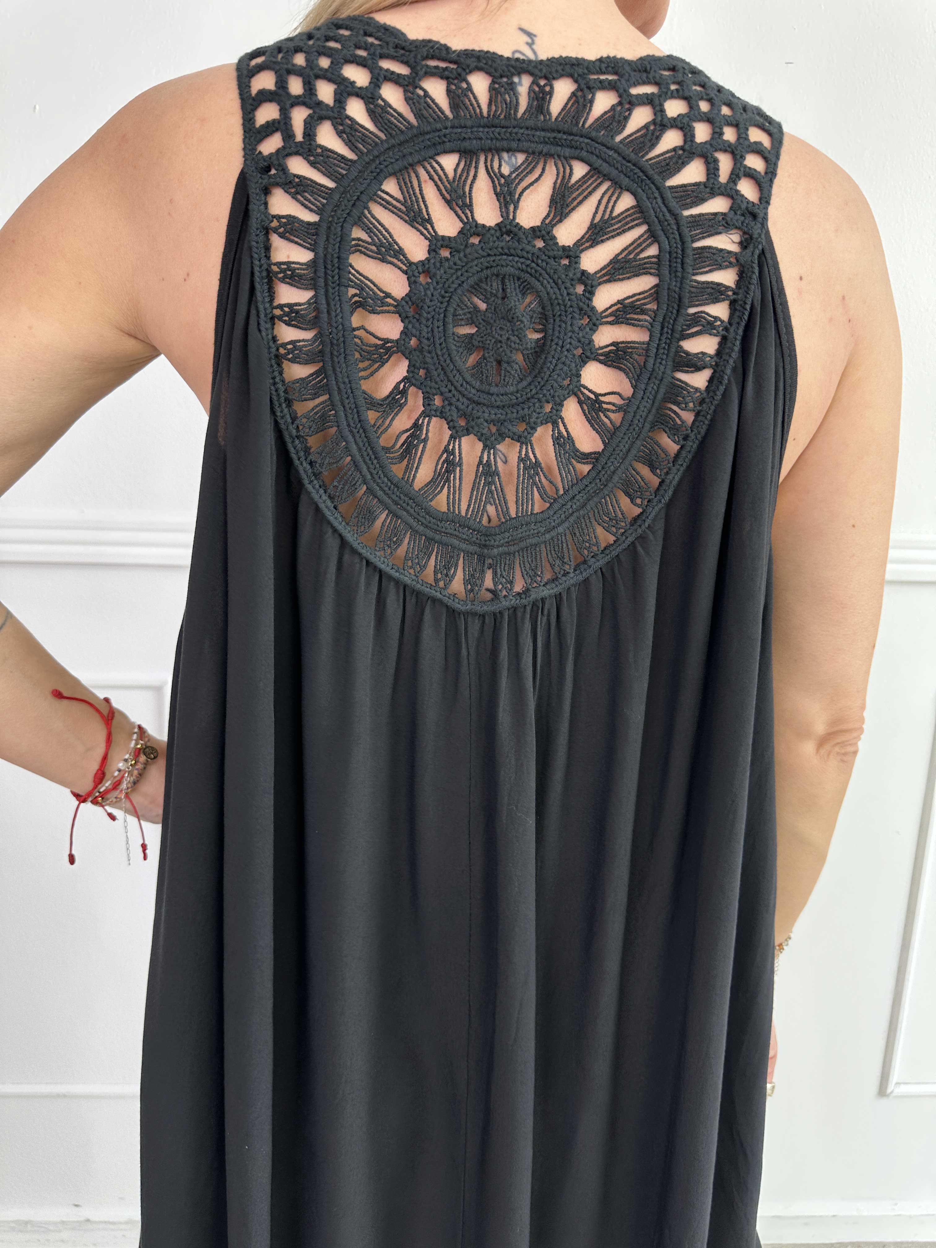 Medea - Simpel sommarklänning i viskos med broderad rygg