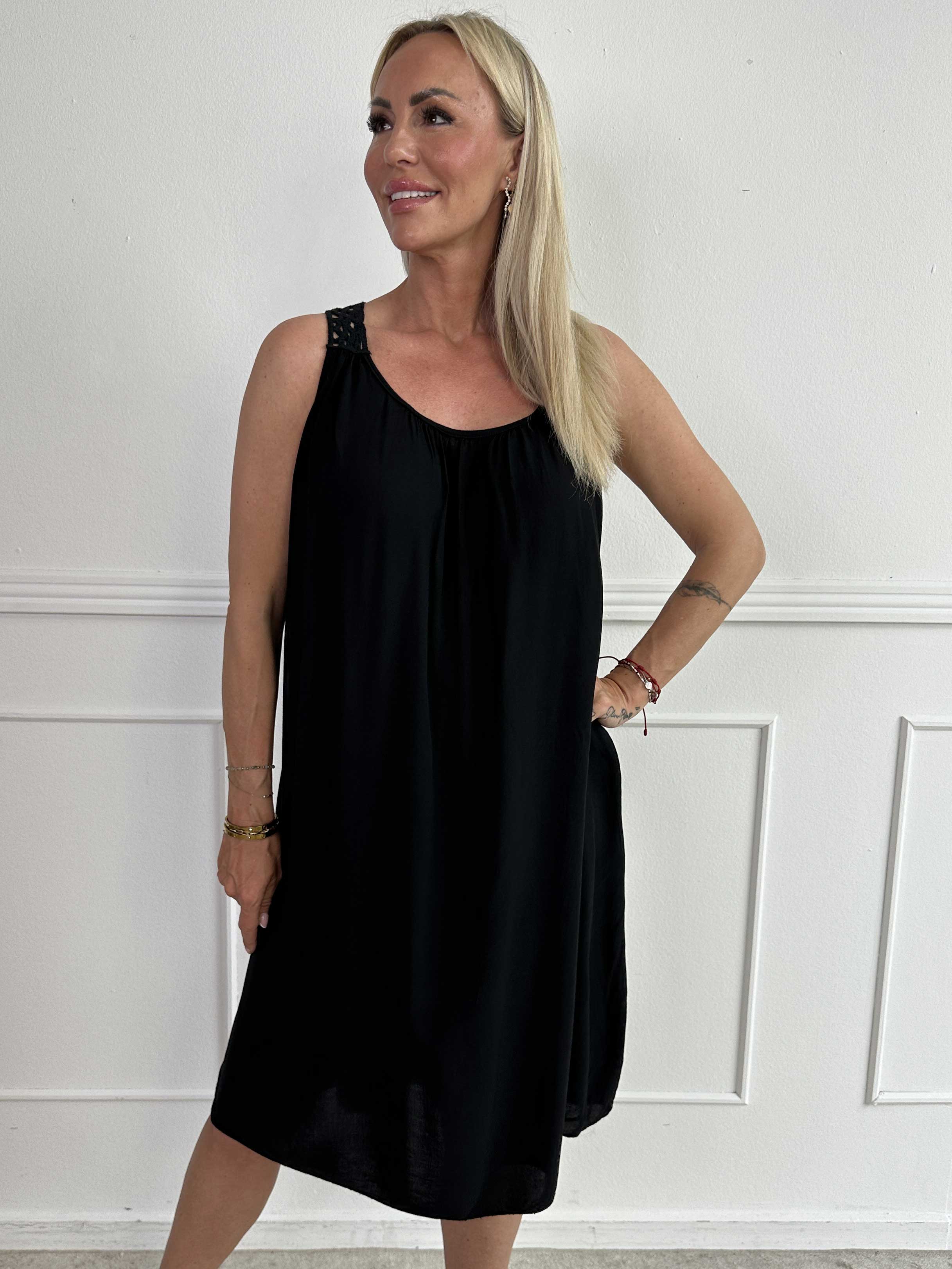 Medea - Simpel sommarklänning i viskos med broderad rygg