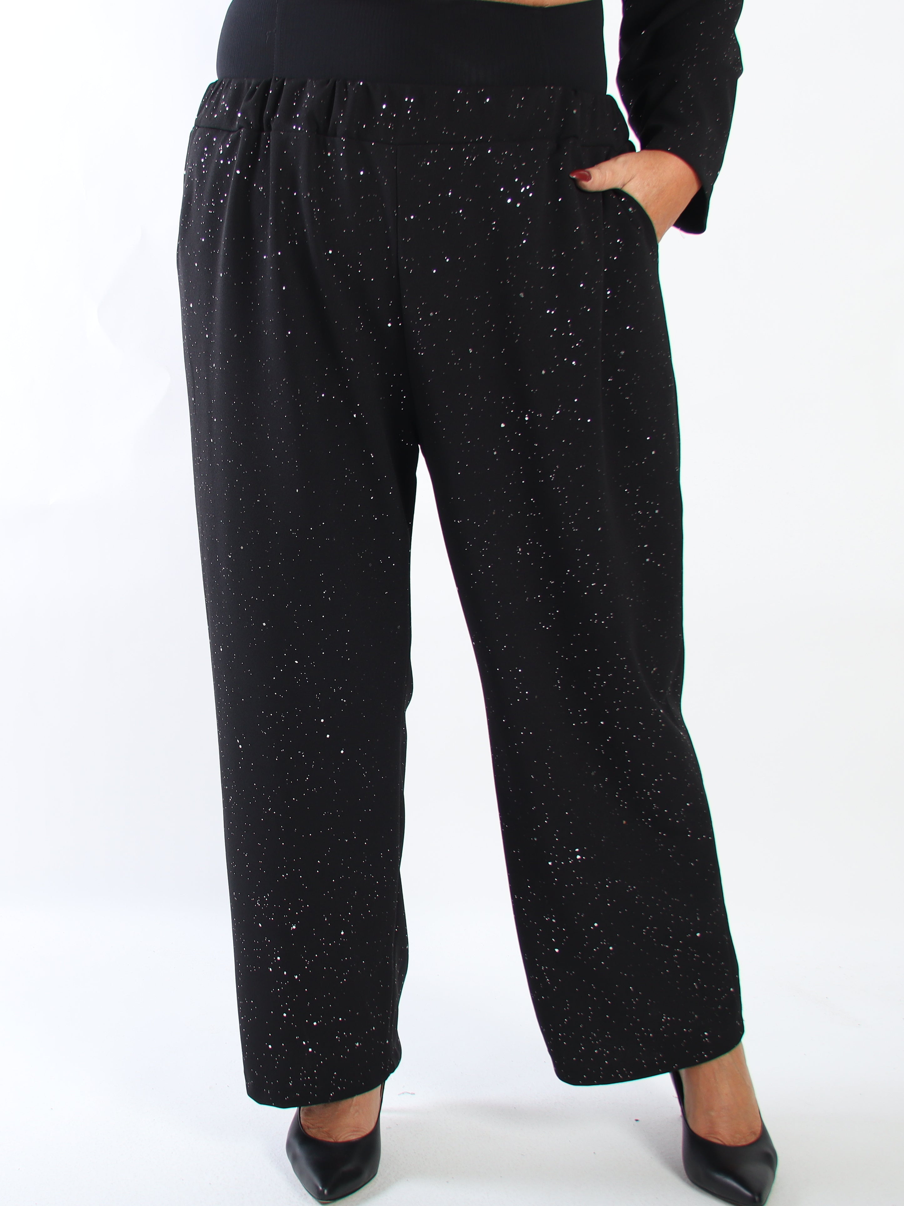 Medea Pants - Eleganta byxor i plus size med fint glitterdamm som ger en exklusiv look