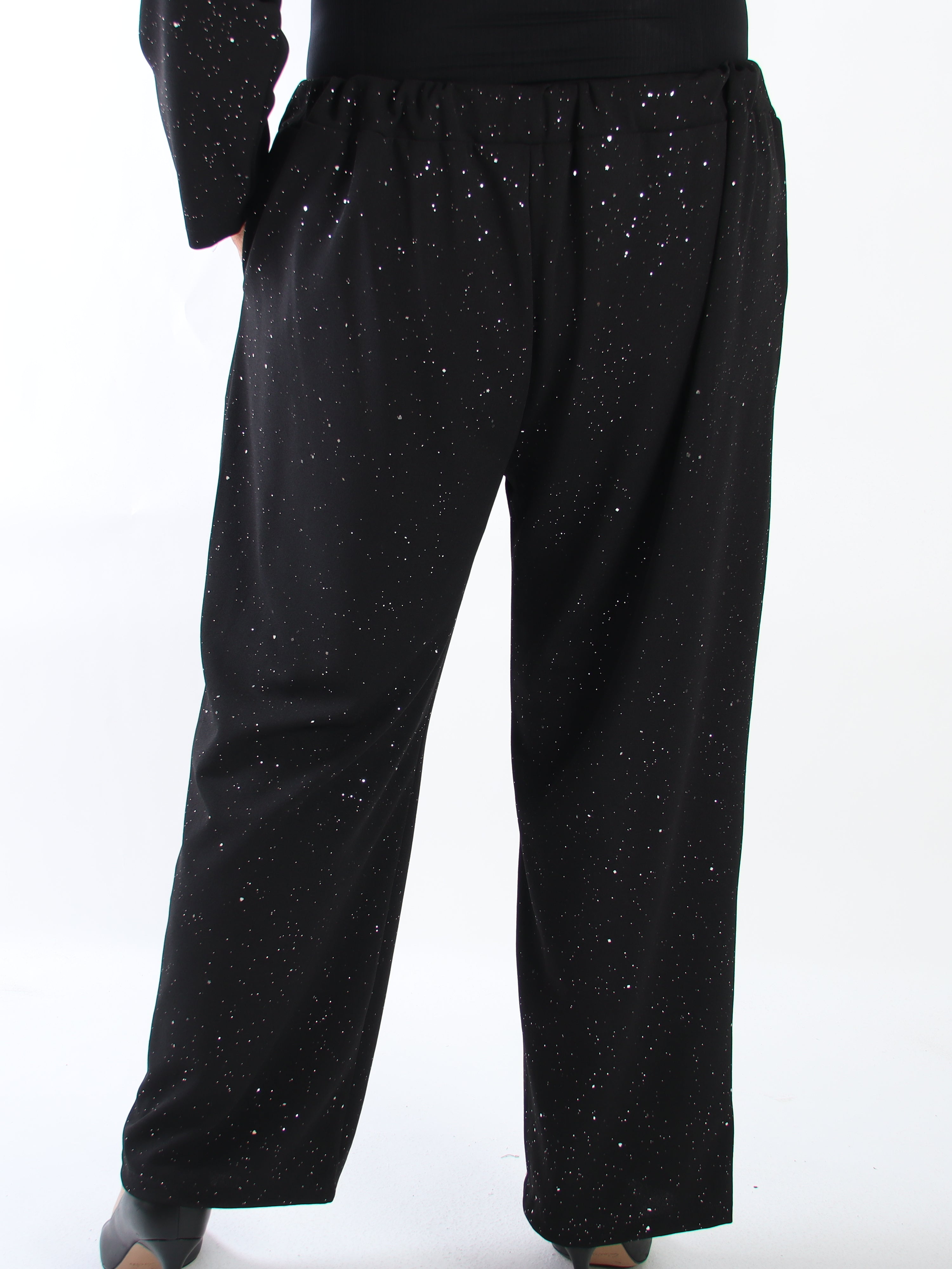 Medea Pants - Eleganta byxor i plus size med fint glitterdamm som ger en exklusiv look