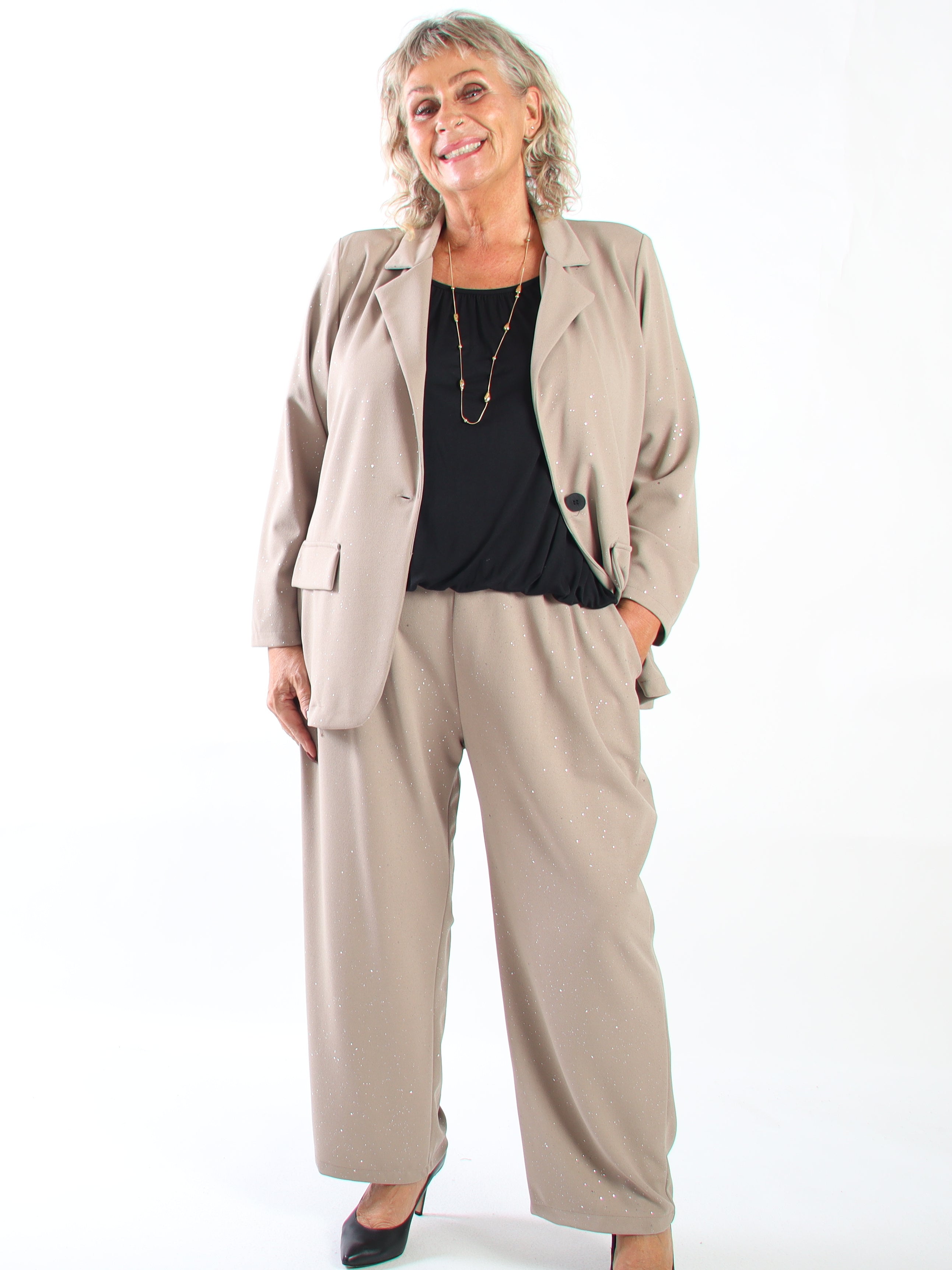 Medea Pants - Eleganta byxor i plus size med fint glitterdamm som ger en exklusiv look