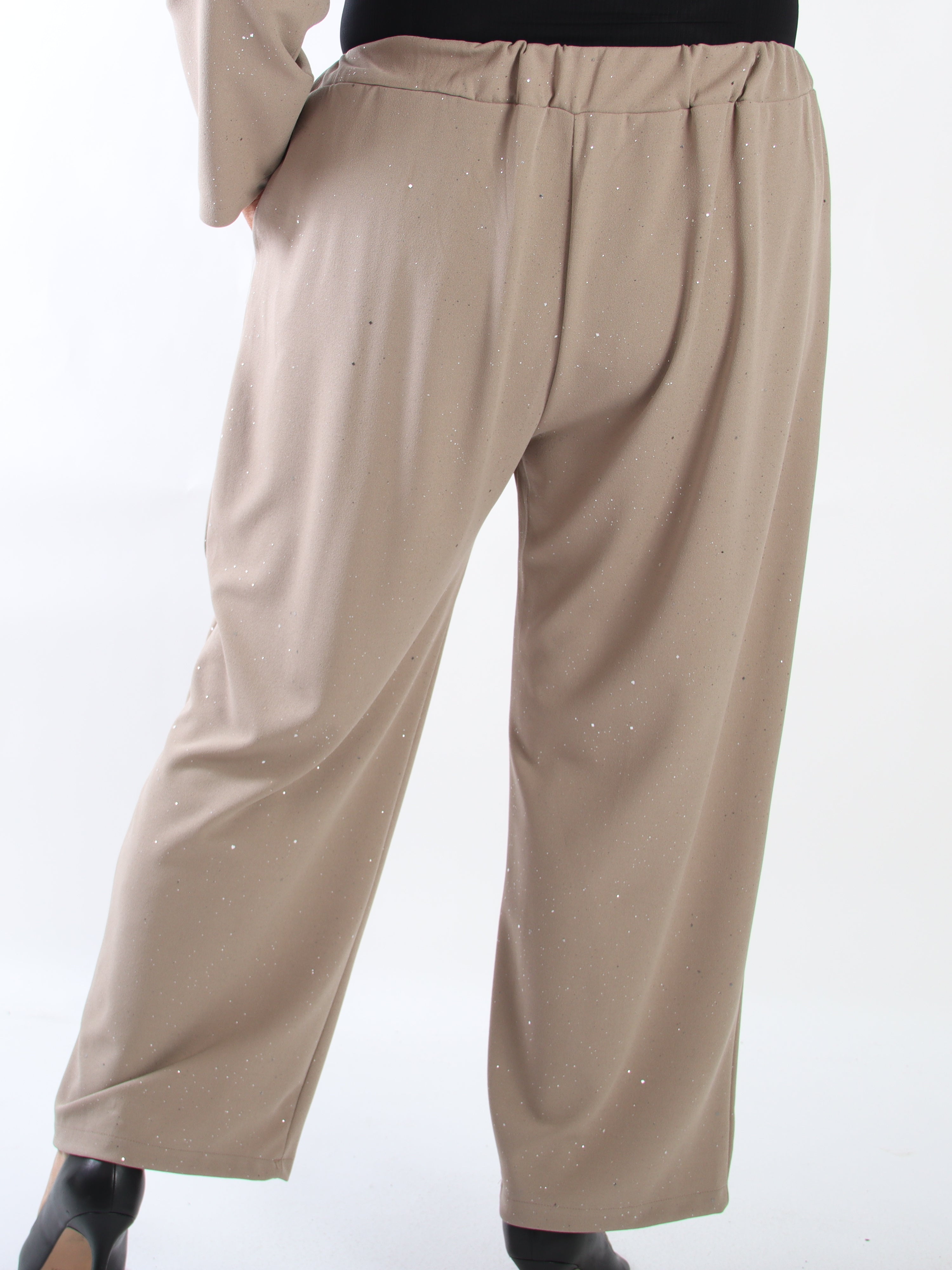 Medea Pants - Eleganta byxor i plus size med fint glitterdamm som ger en exklusiv look