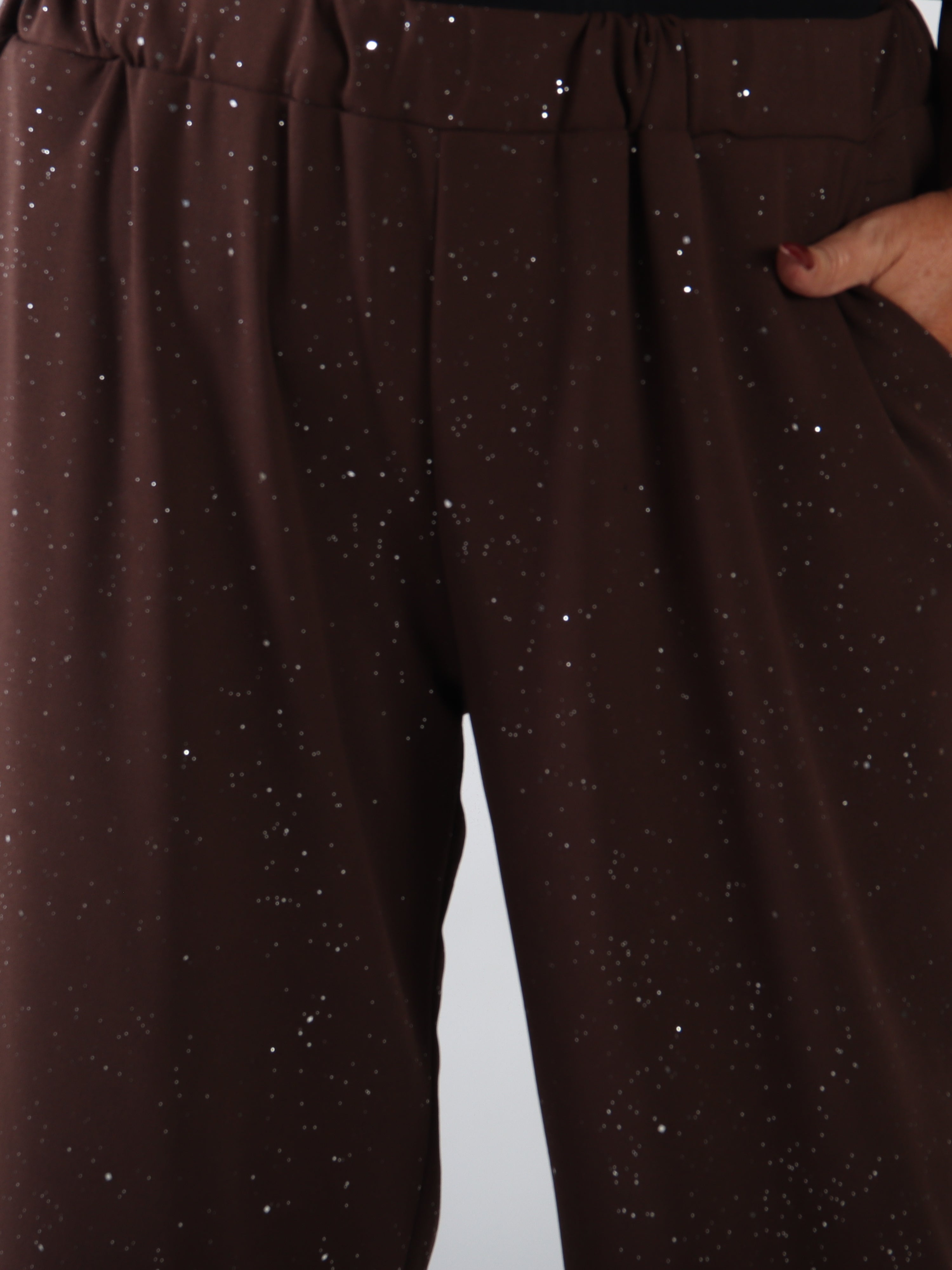 Medea Pants - Eleganta byxor i plus size med fint glitterdamm som ger en exklusiv look