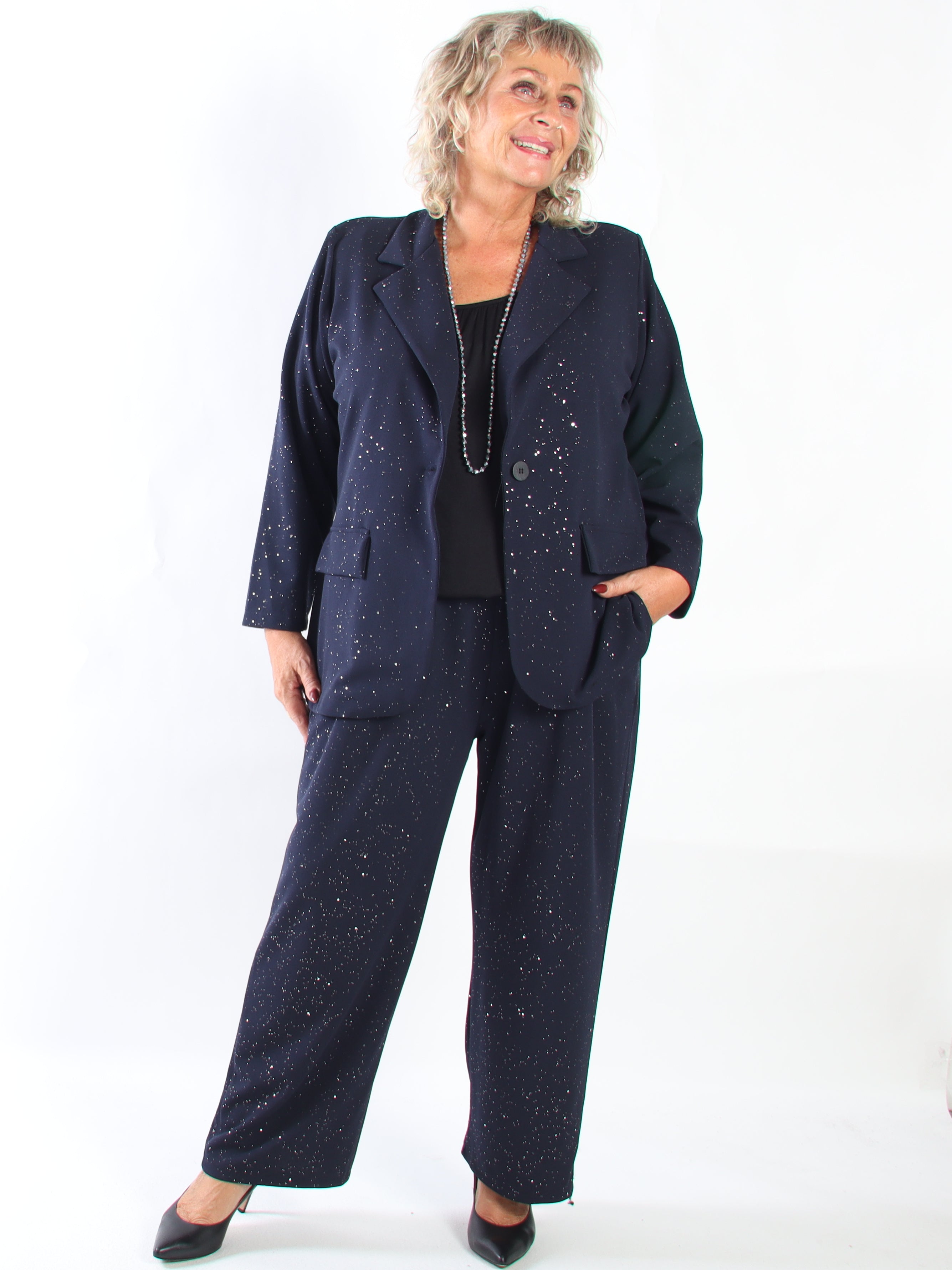 Medea Pants - Eleganta byxor i plus size med fint glitterdamm som ger en exklusiv look