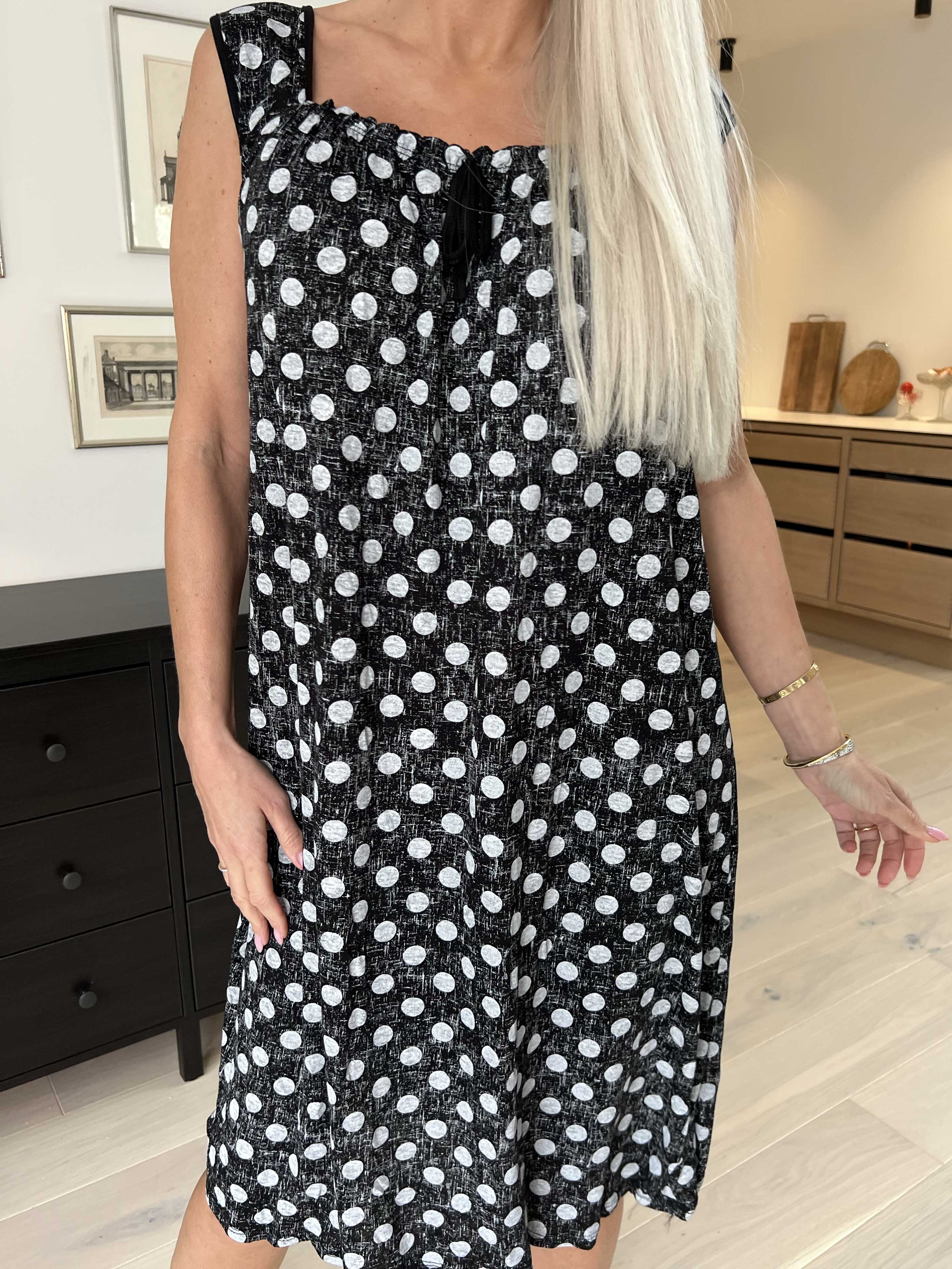 Medina - Prickig klänning med knytband