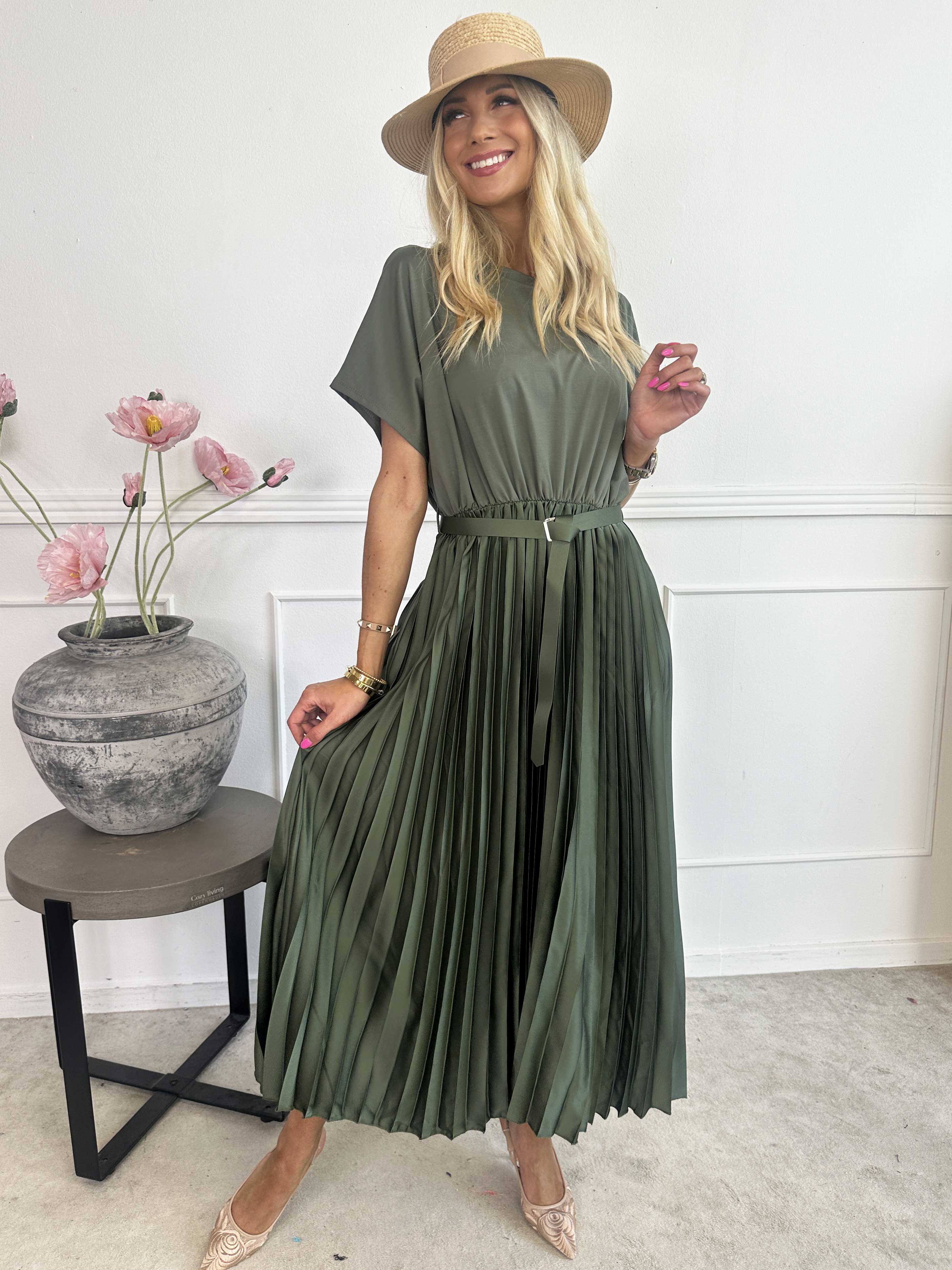 Melaina - Lang kjole med plisseret skørt