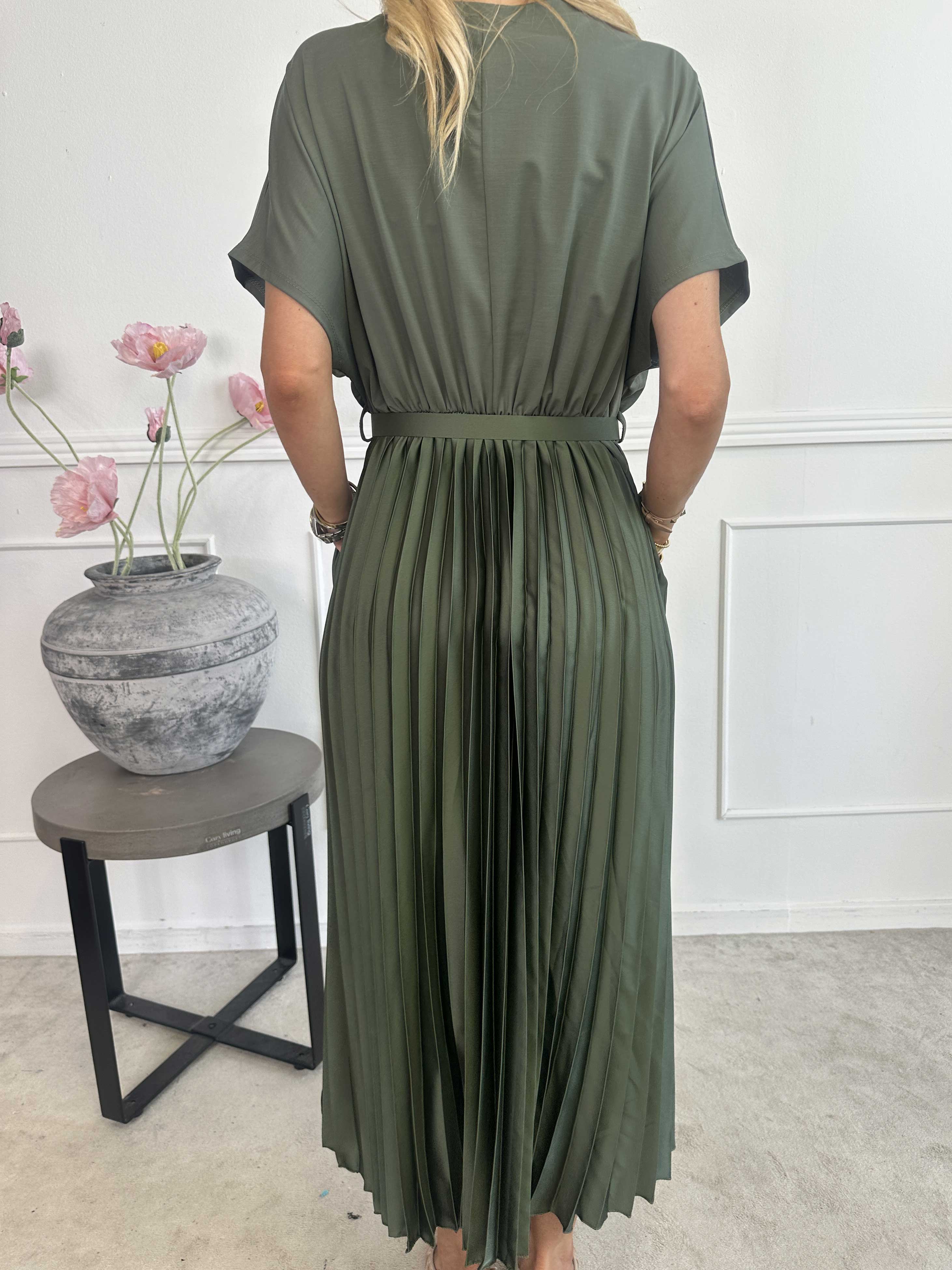 Melaina - Lang kjole med plisseret skørt