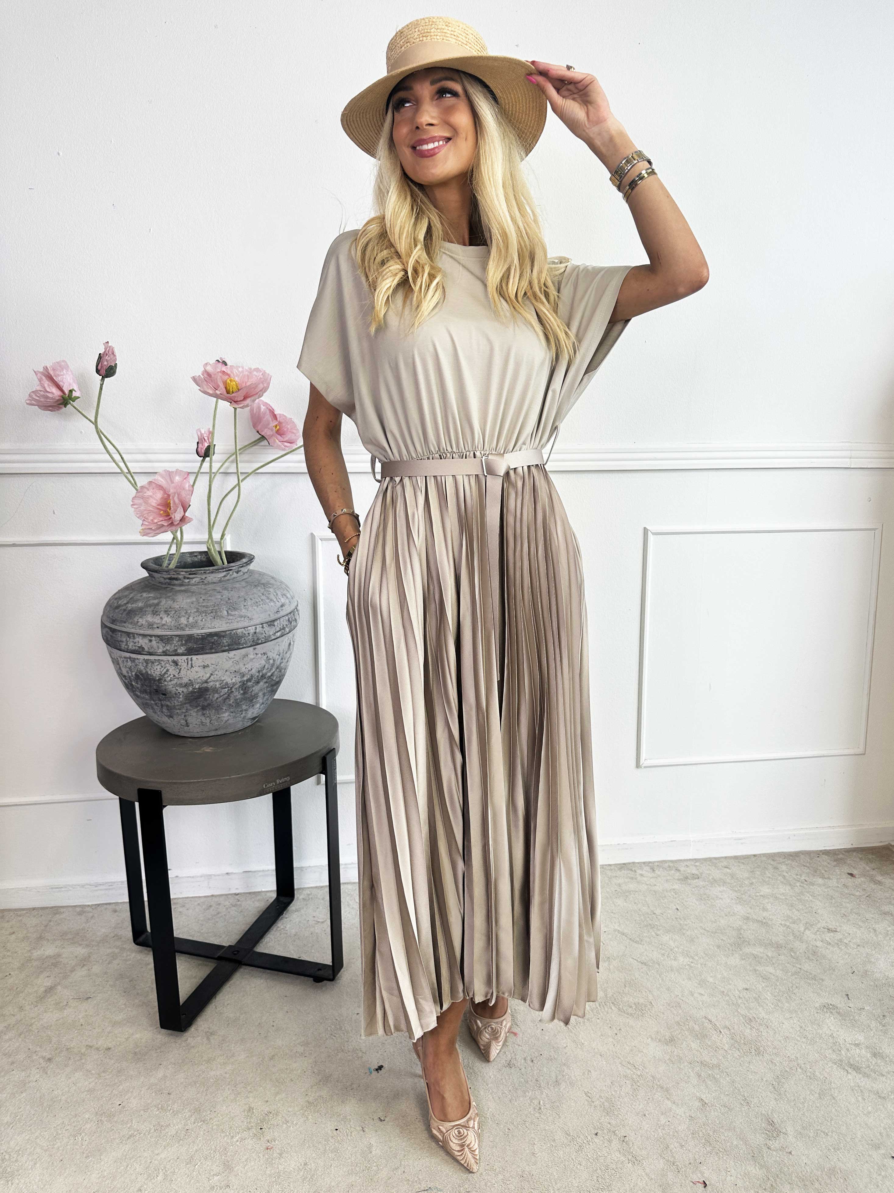 Melaina - Lang kjole med plisseret skørt