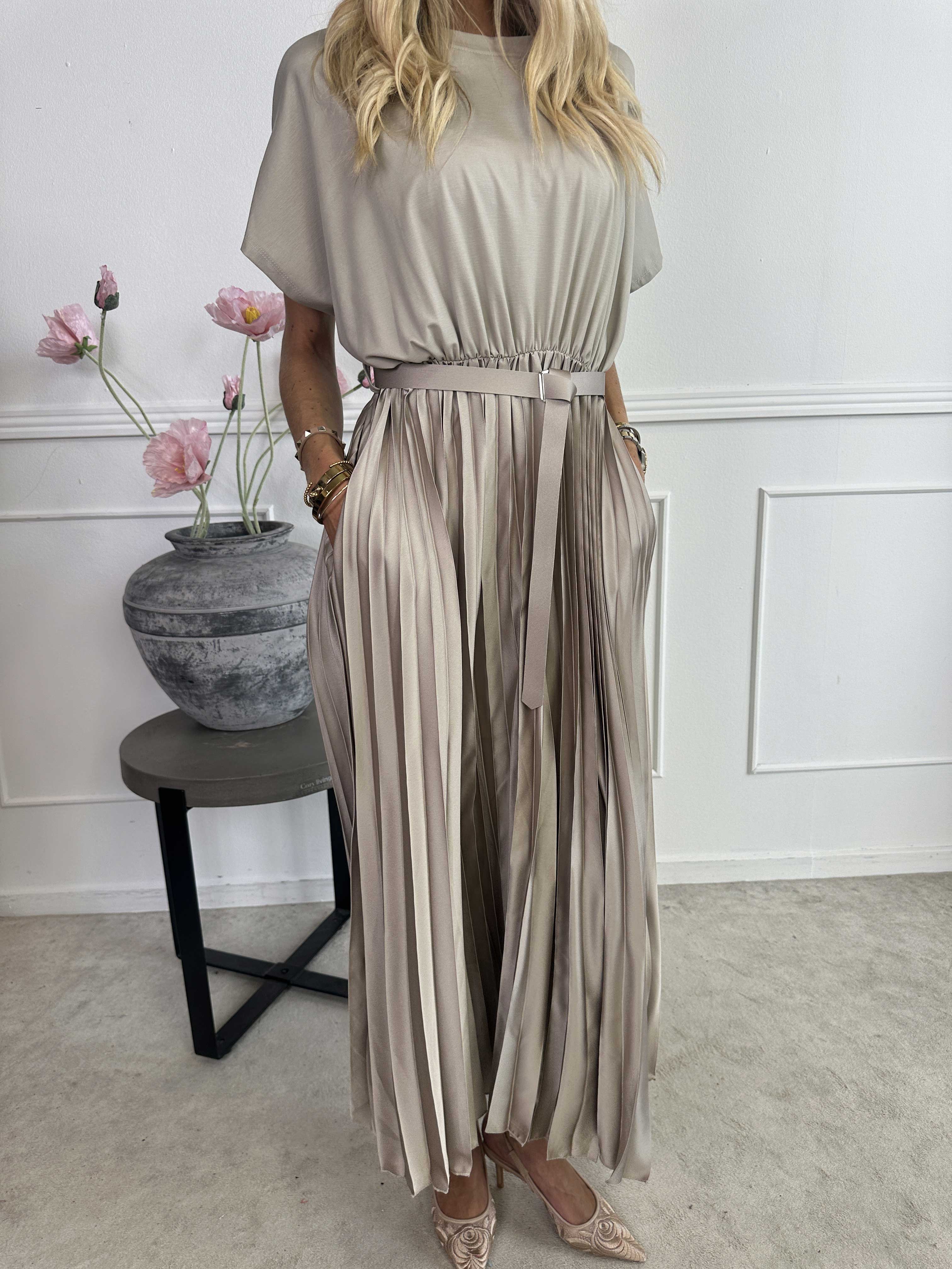 Melaina - Lang kjole med plisseret skørt