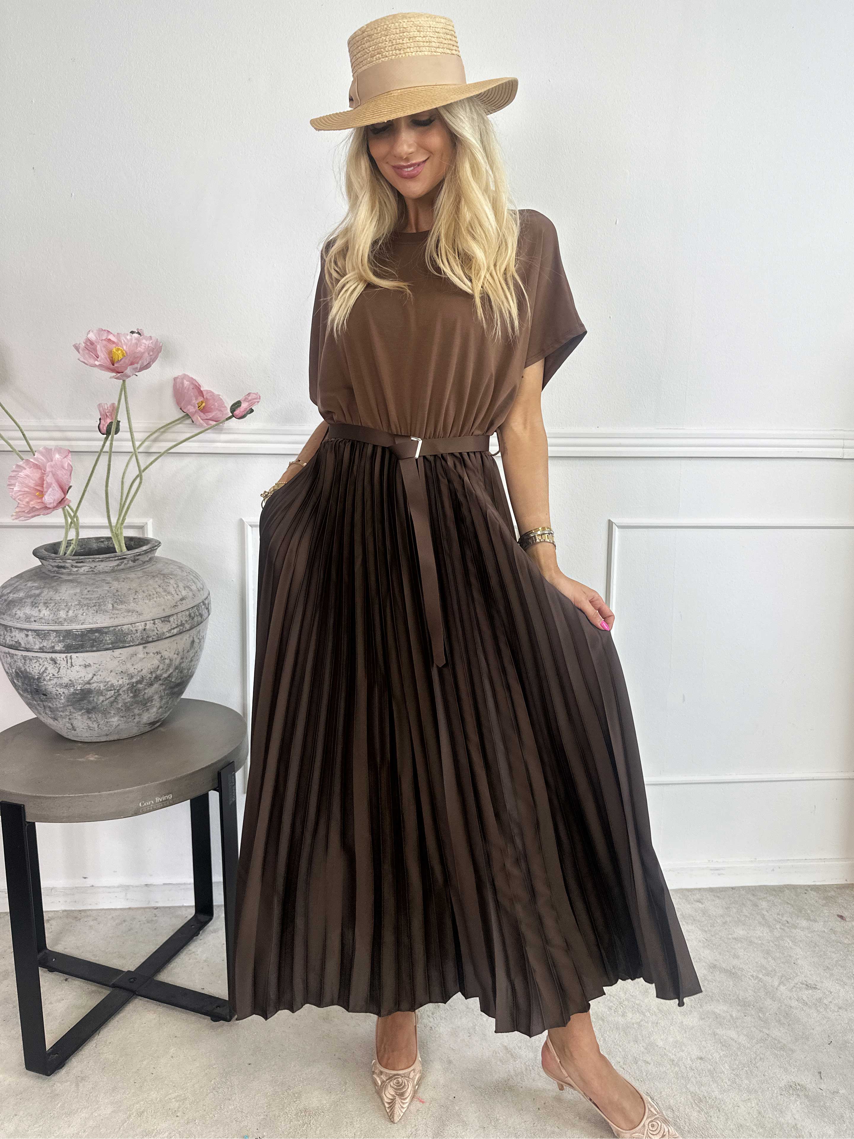 Melaina - Lang kjole med plisseret skørt