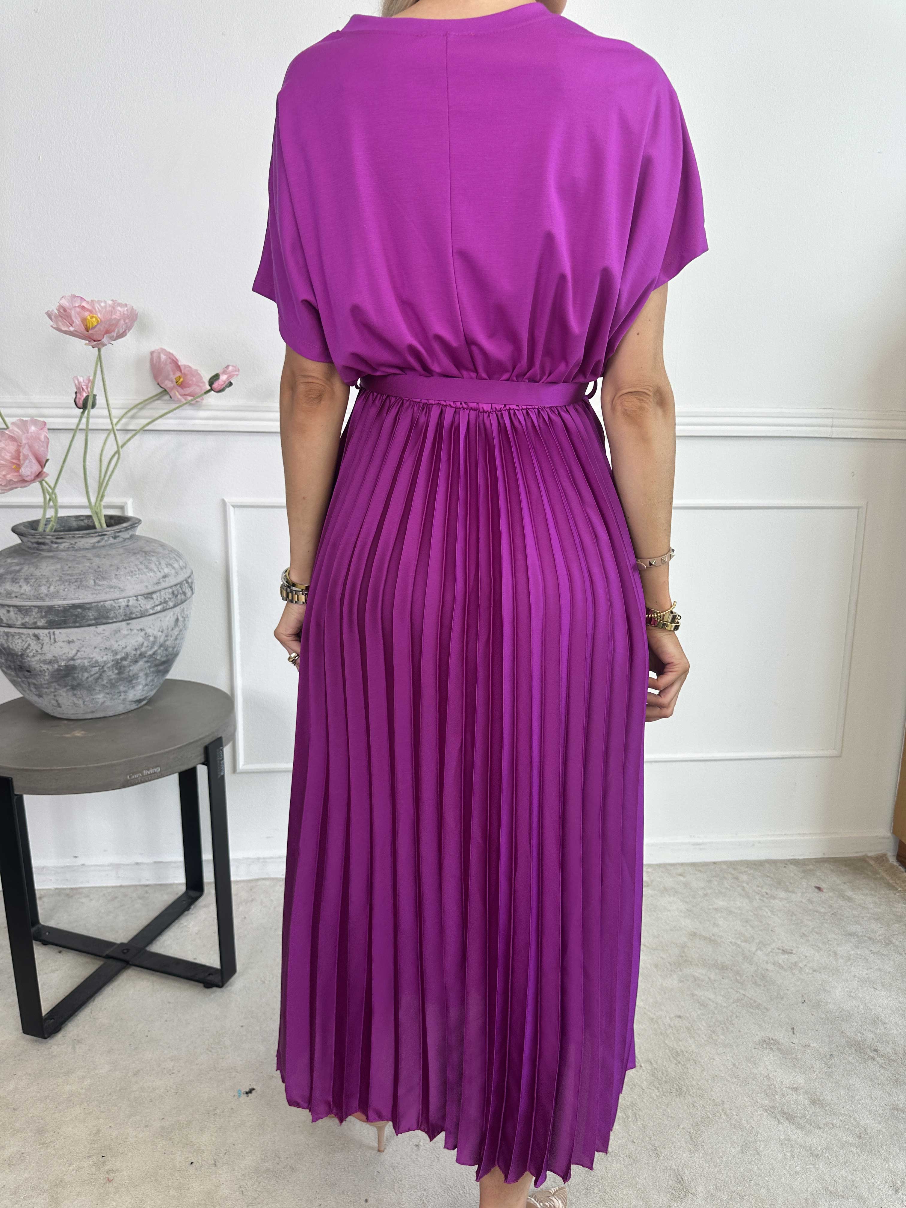 Melaina - Lang kjole med plisseret skørt